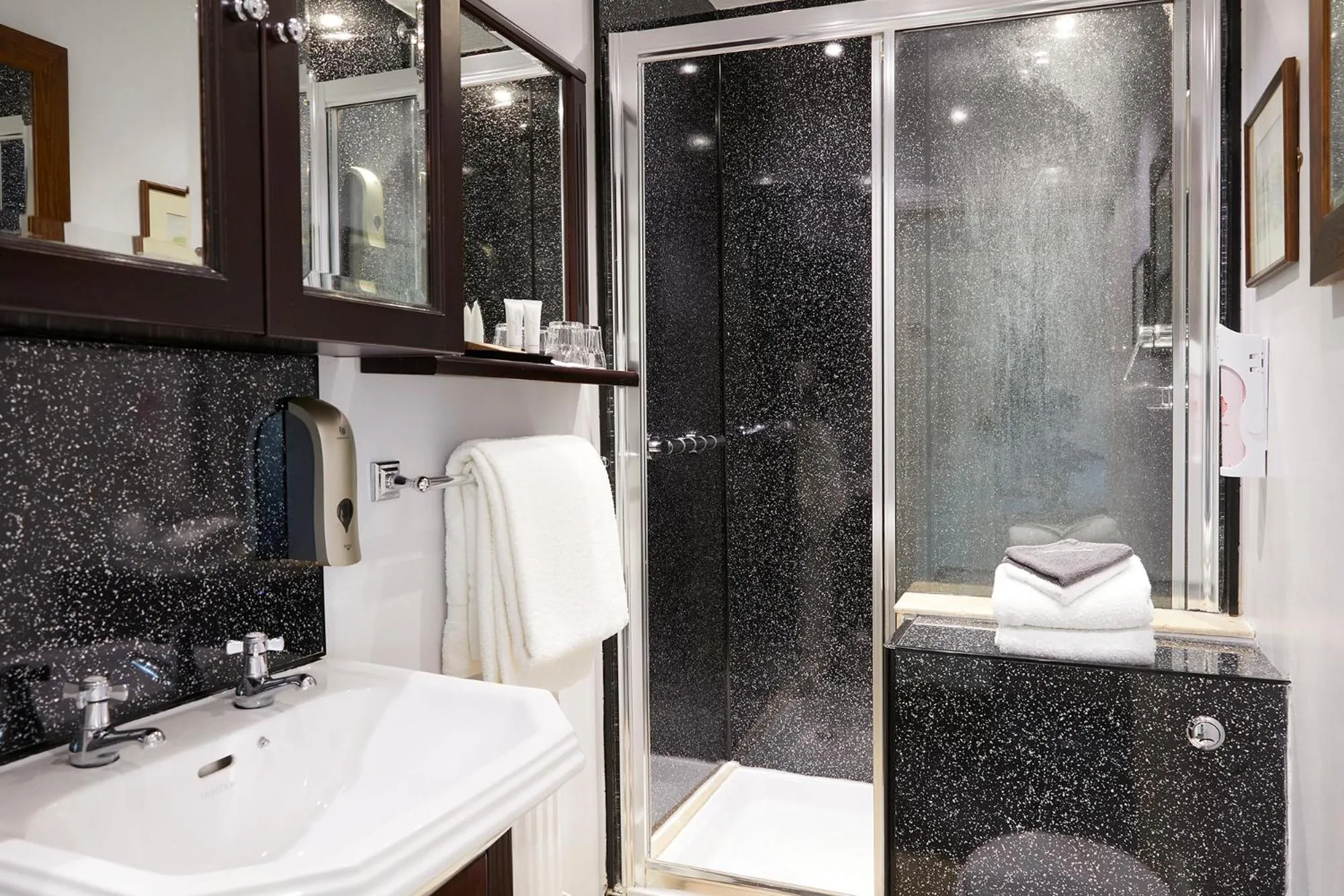 Shower in Mansion House