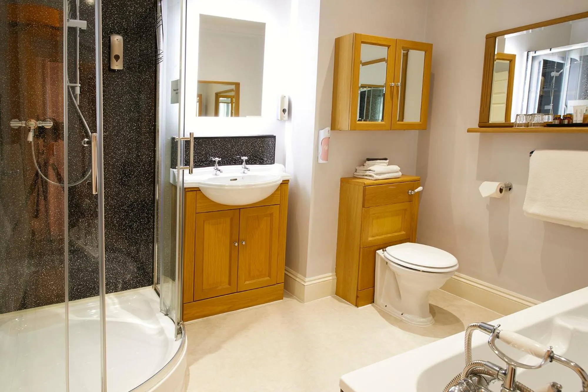 Shower in Mansion House