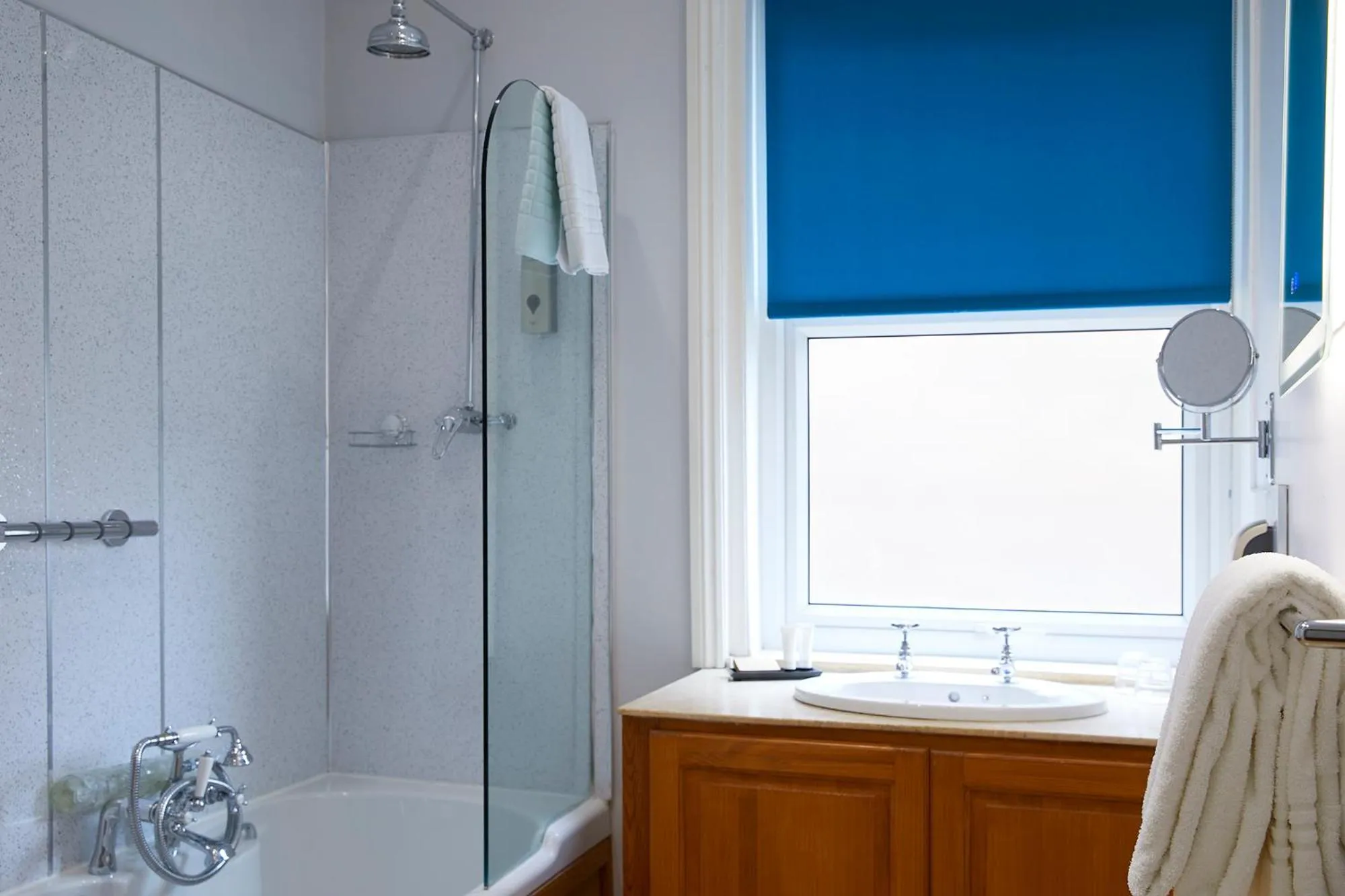 Shower in Mansion House