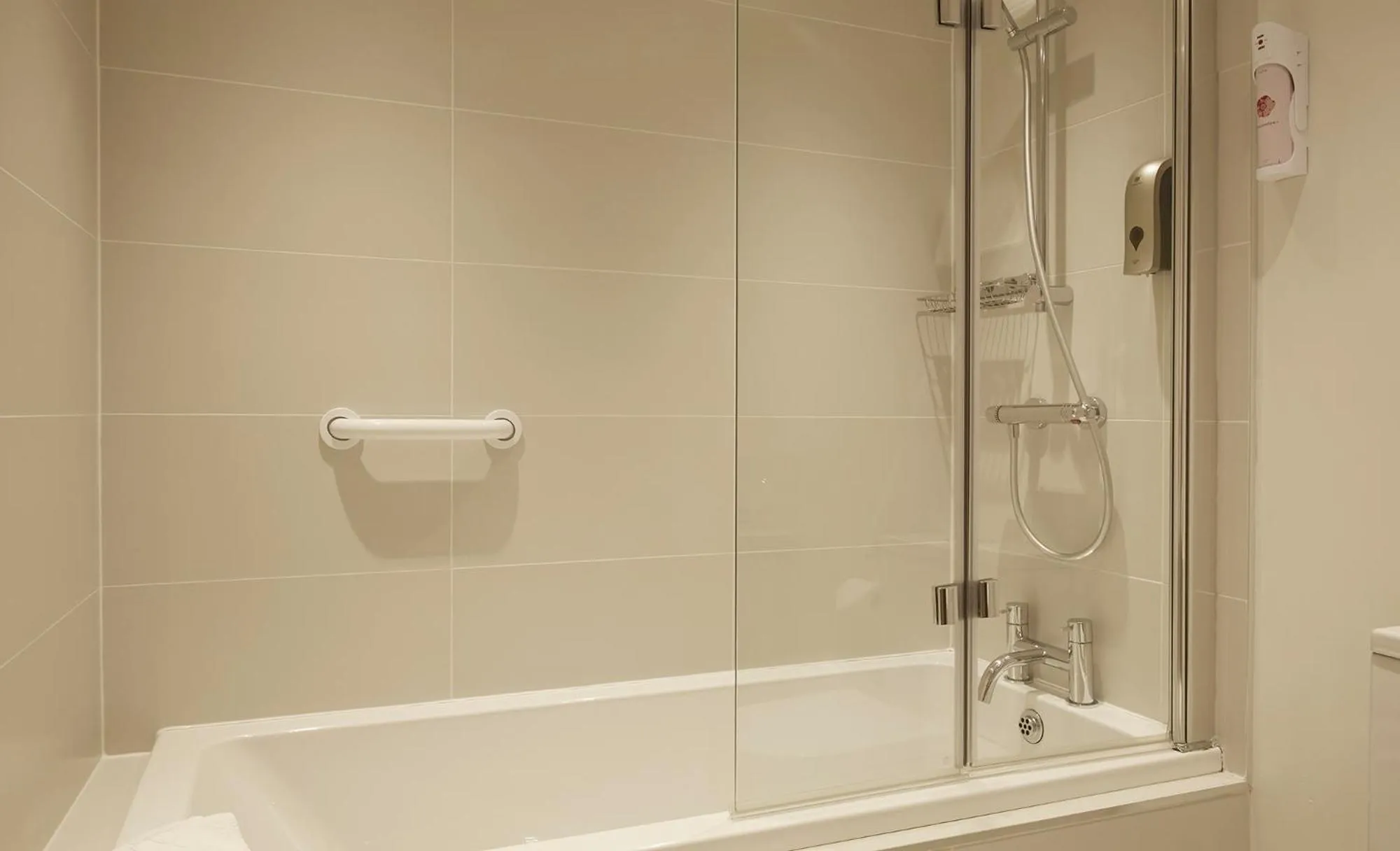 Shower in Mansion House