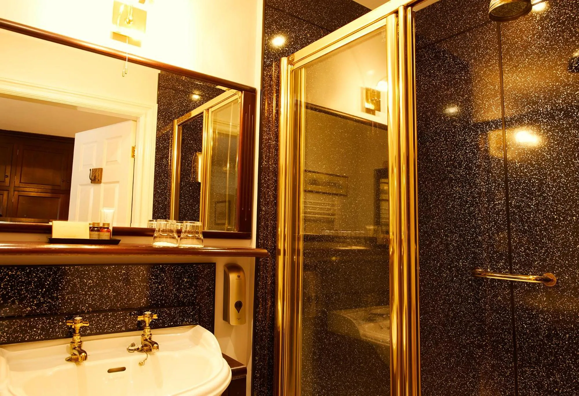 Shower in Mansion House