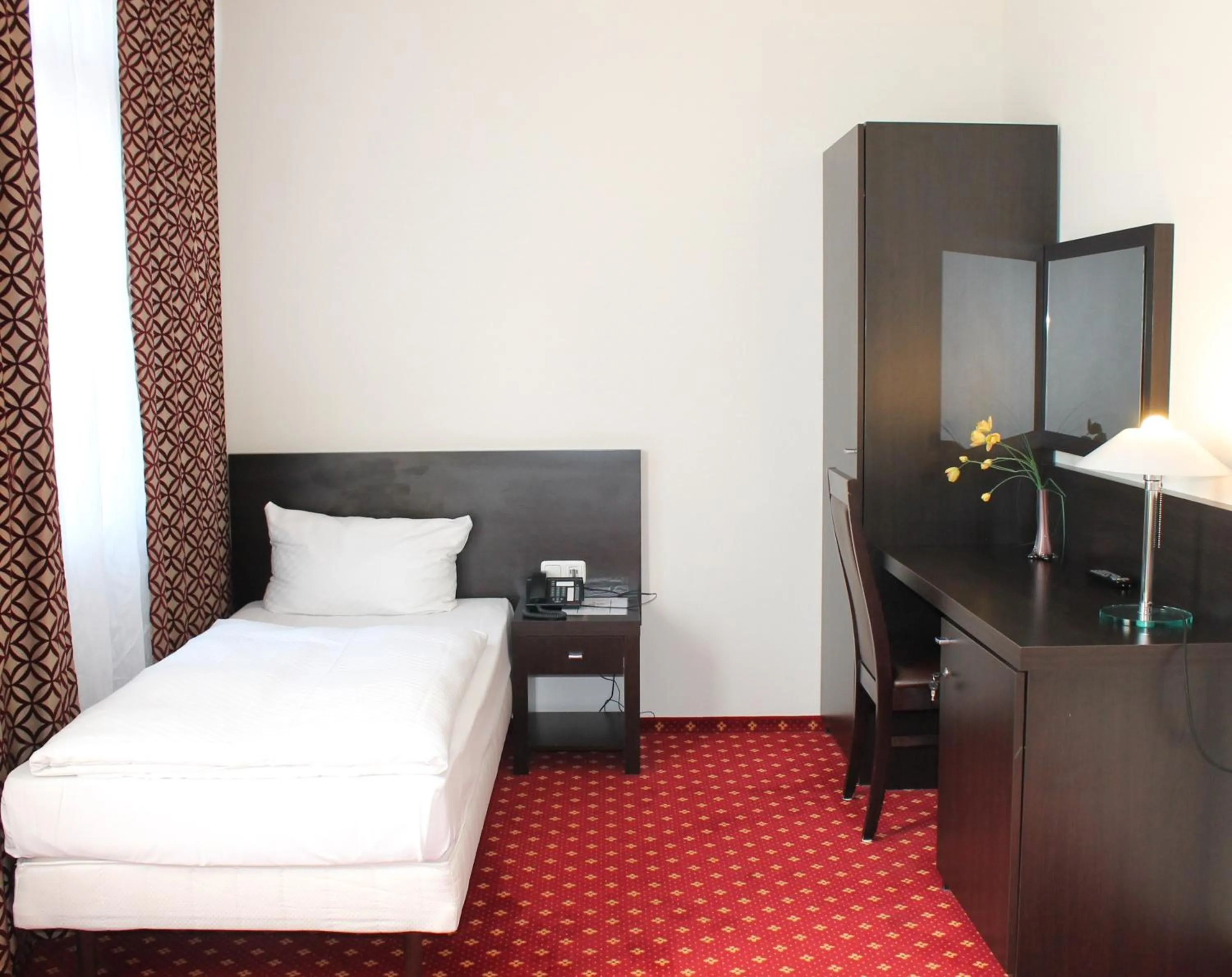 Photo of the whole room, Bed in Aariana Hotel