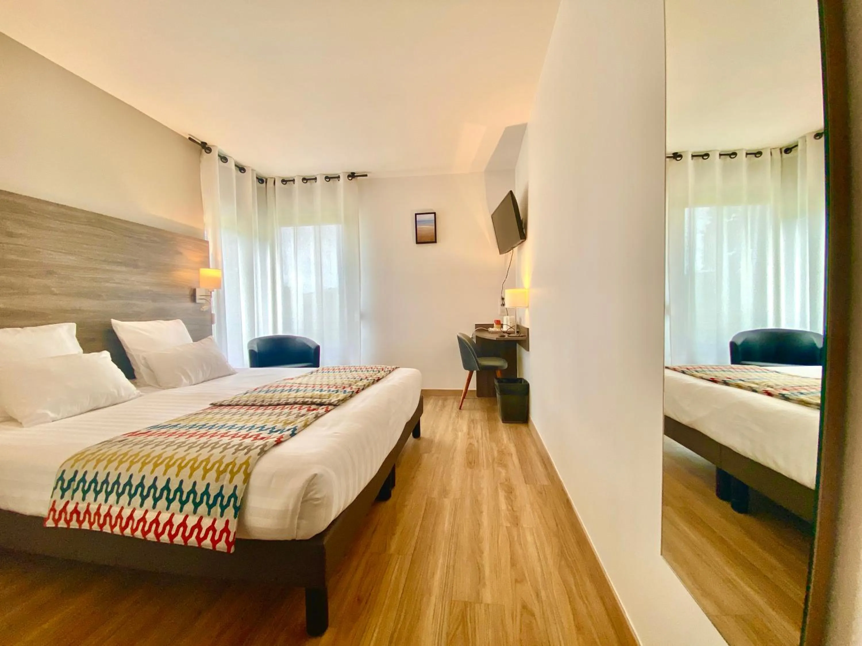 Photo of the whole room, Bed in Hotel du Trégor