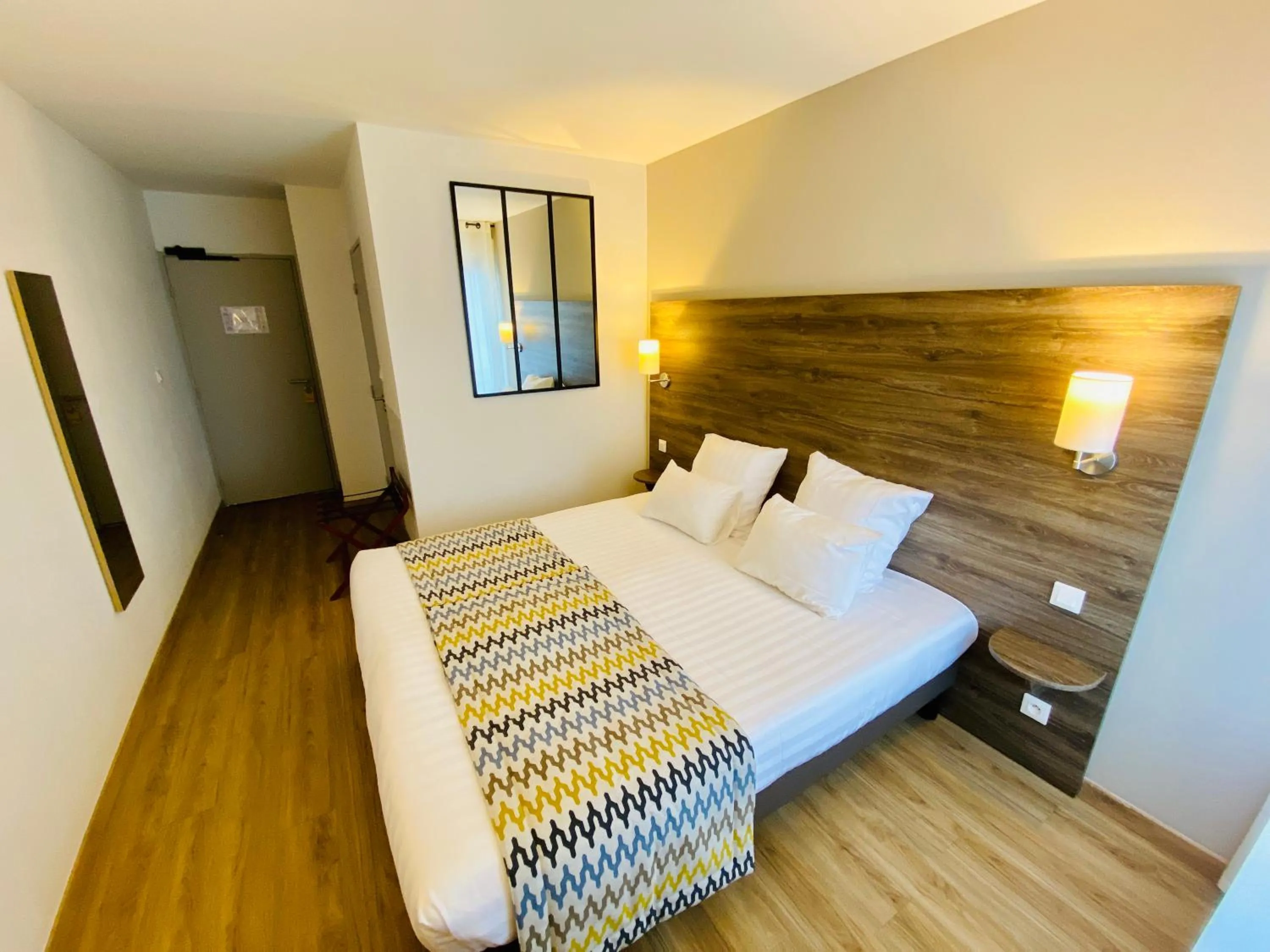 Photo of the whole room, Bed in Hotel du Trégor