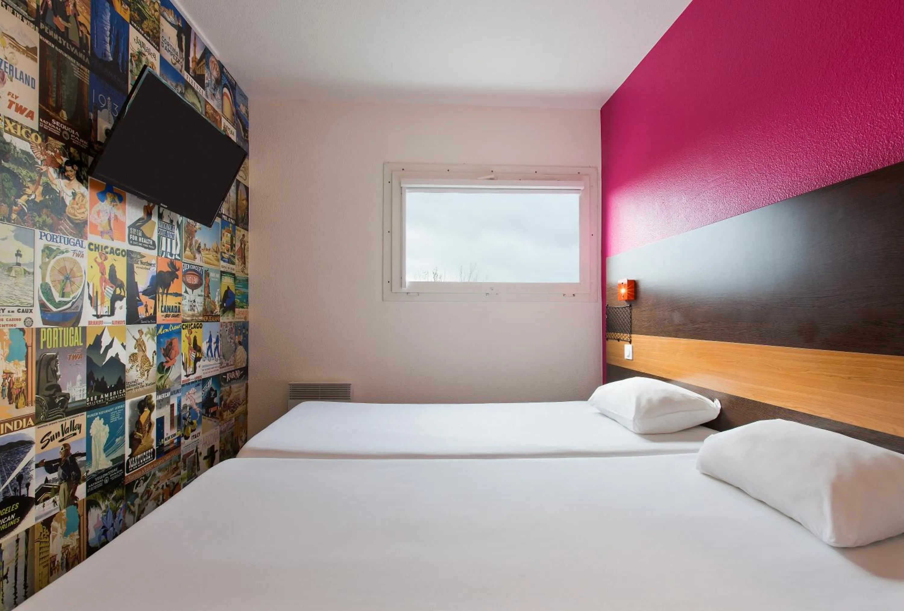 Photo of the whole room, Bed in Hotel F1 Maurepas