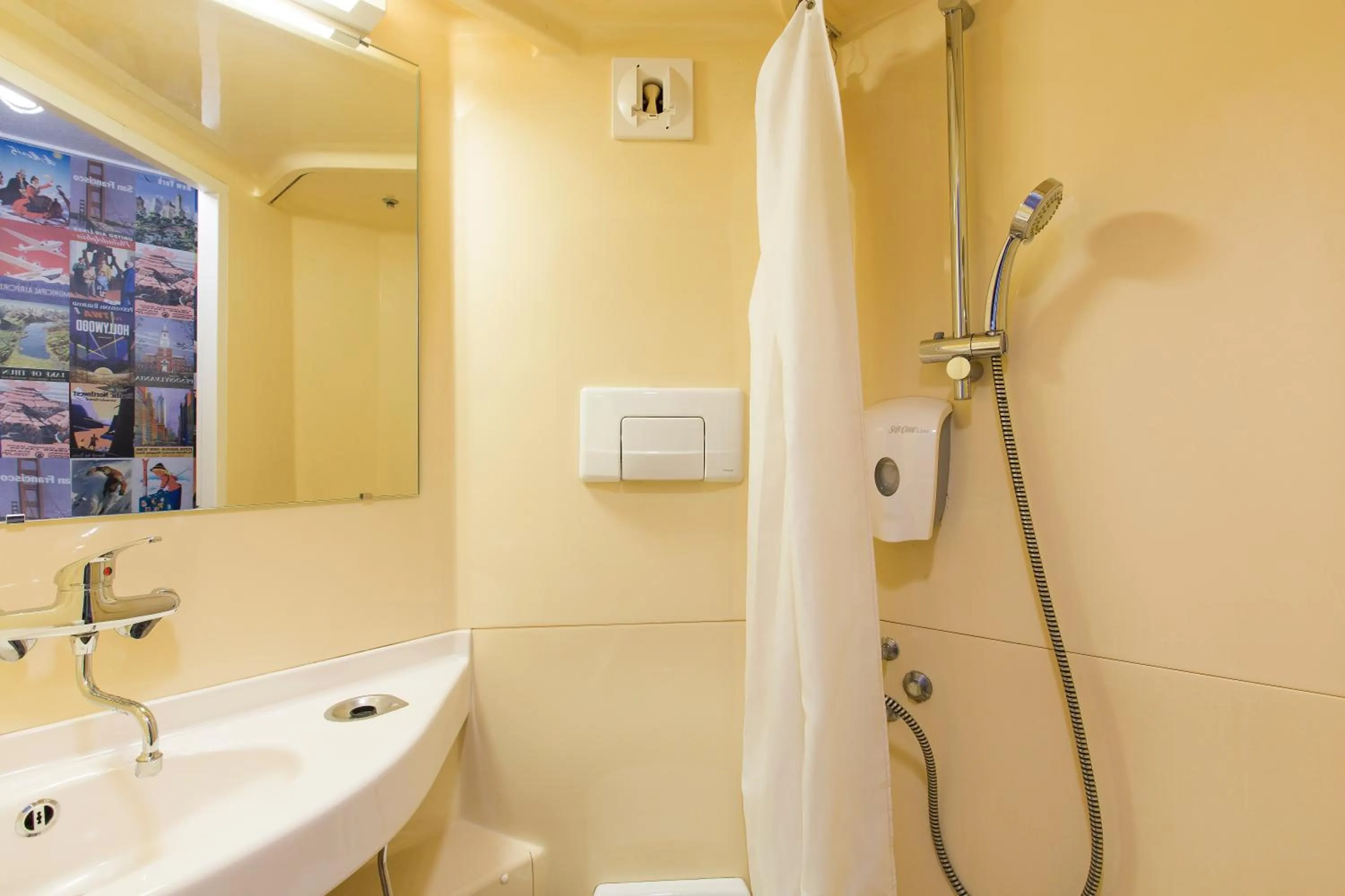 Bathroom in Hotel F1 Maurepas