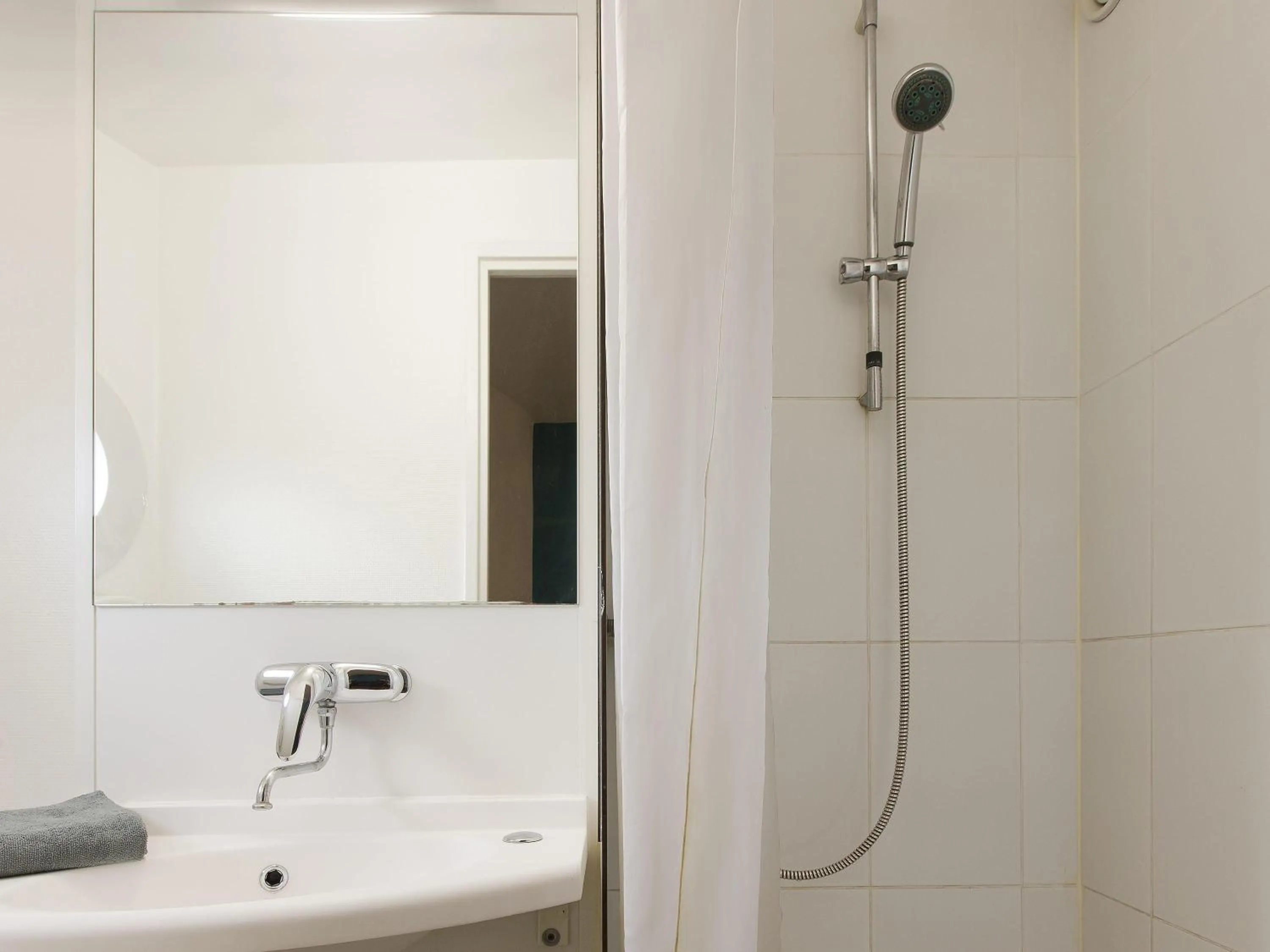 Bedroom in hotelF1 Cergy