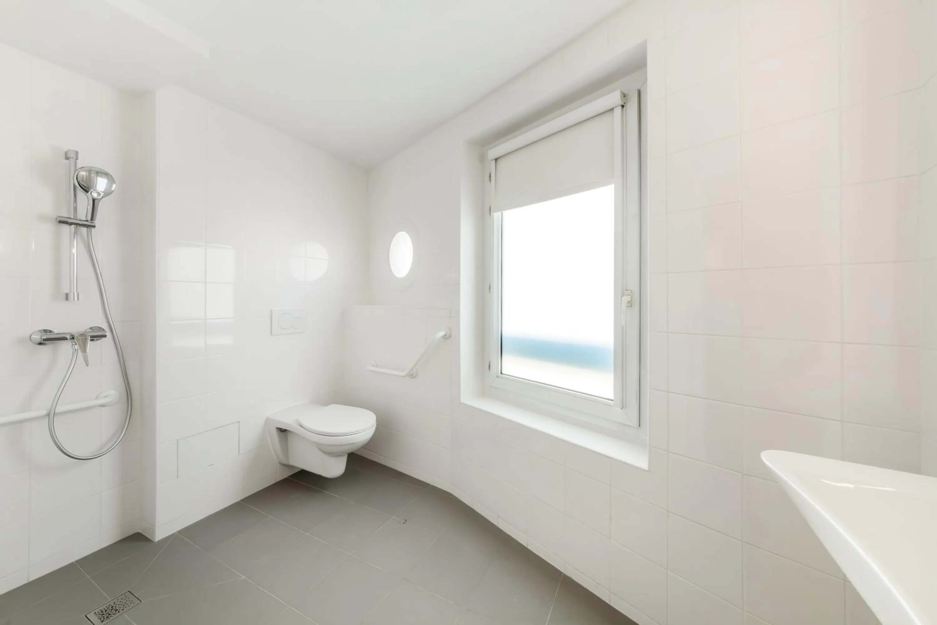 Shower in hotelF1 Cergy