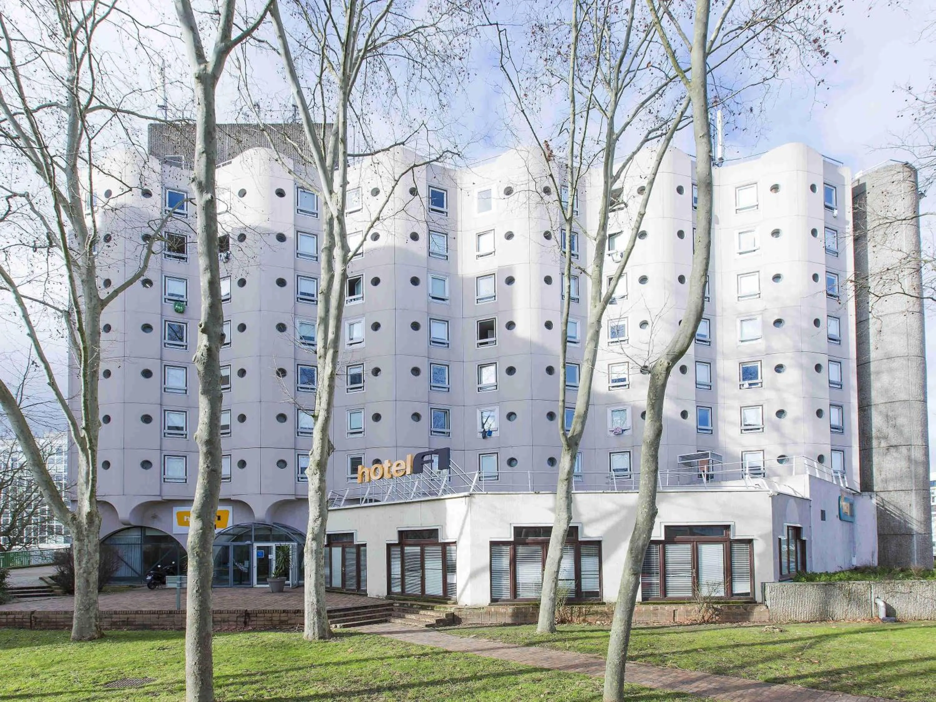 Property building in hotelF1 Cergy