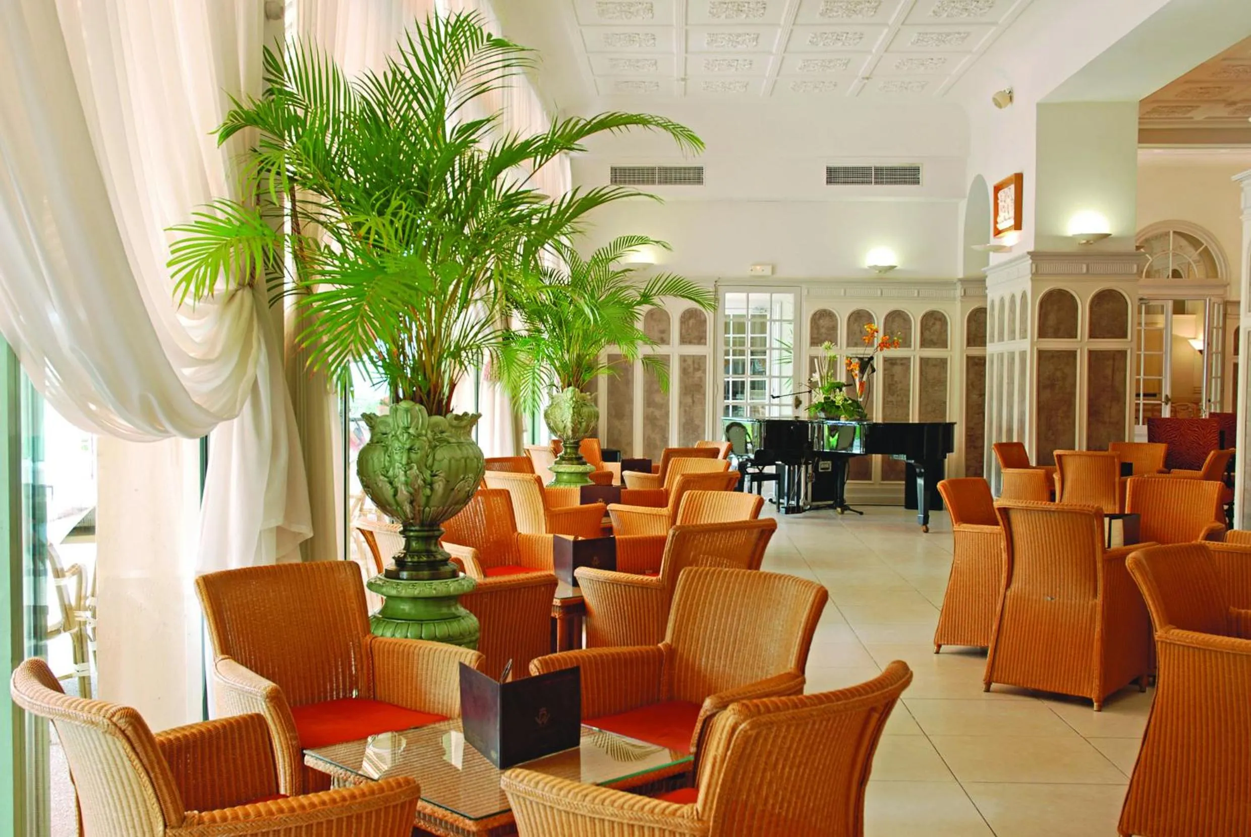 Library in Hôtel Vacances Bleues Royal Westminster