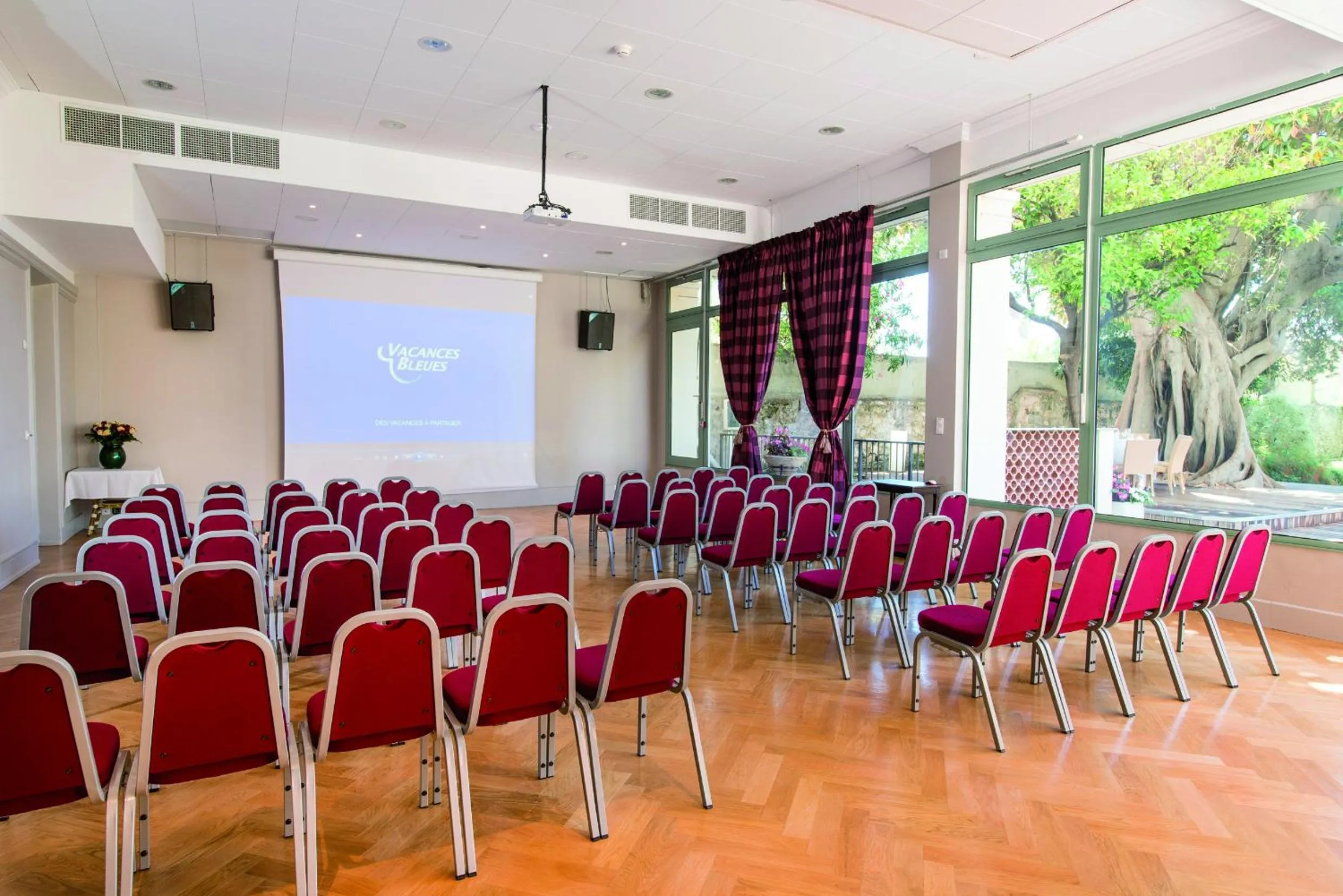 Business facilities in Hôtel Vacances Bleues Royal Westminster