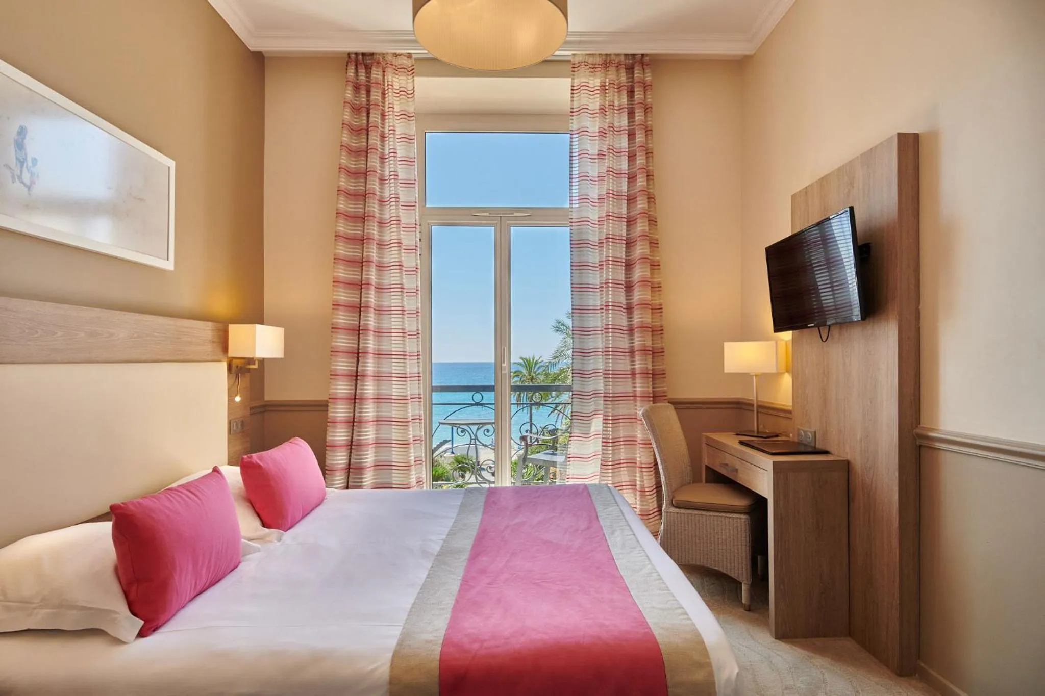 Bedroom, Bed in Hôtel Vacances Bleues Royal Westminster