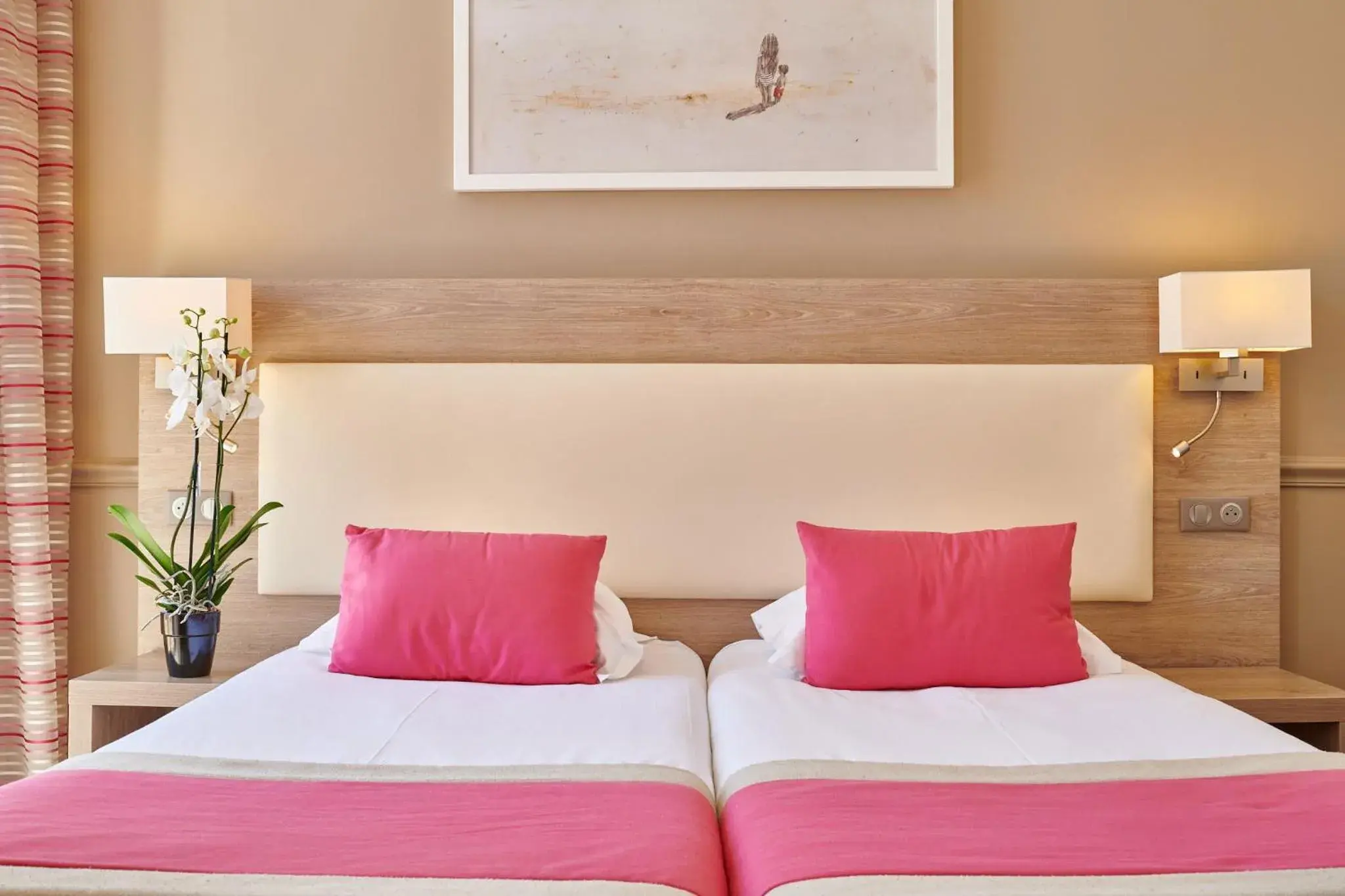 Bed in Hôtel Vacances Bleues Royal Westminster Bed in Hôtel Vacances Bleues Royal Westminster