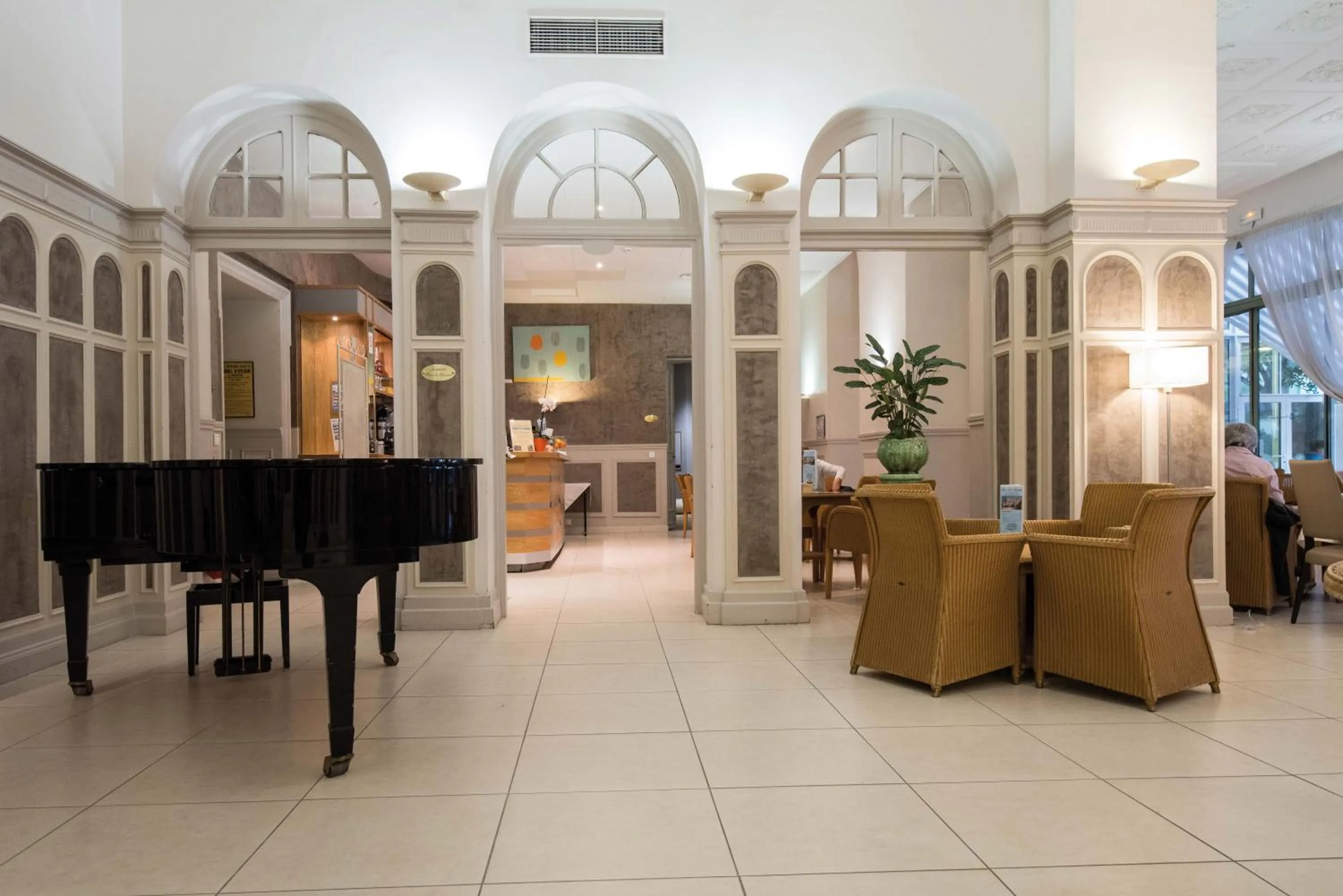 Lounge or bar in Hôtel Vacances Bleues Royal Westminster