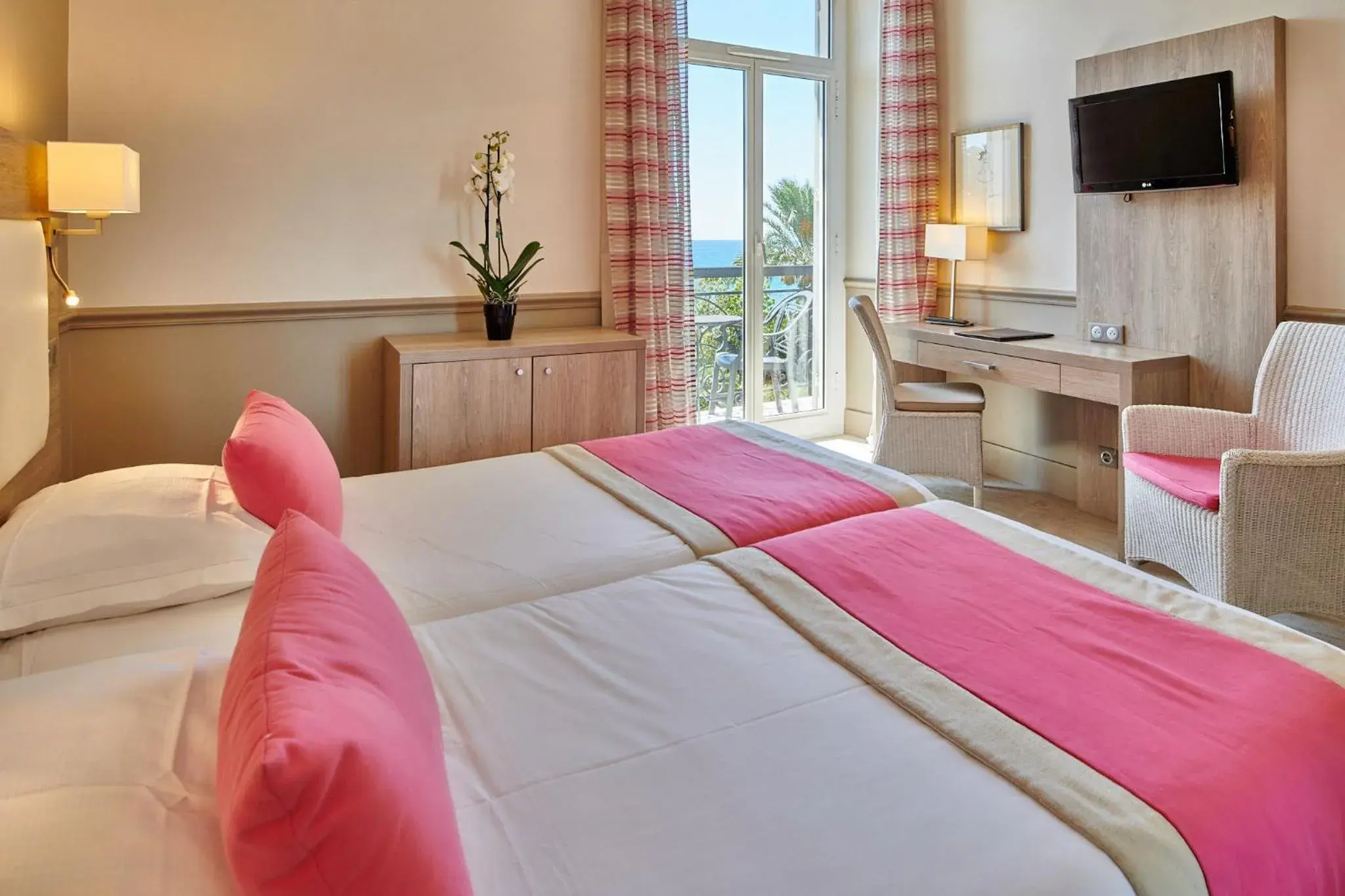 Bedroom, Bed in Hôtel Vacances Bleues Royal Westminster Bedroom, Bed in Hôtel Vacances Bleues Royal Westminster