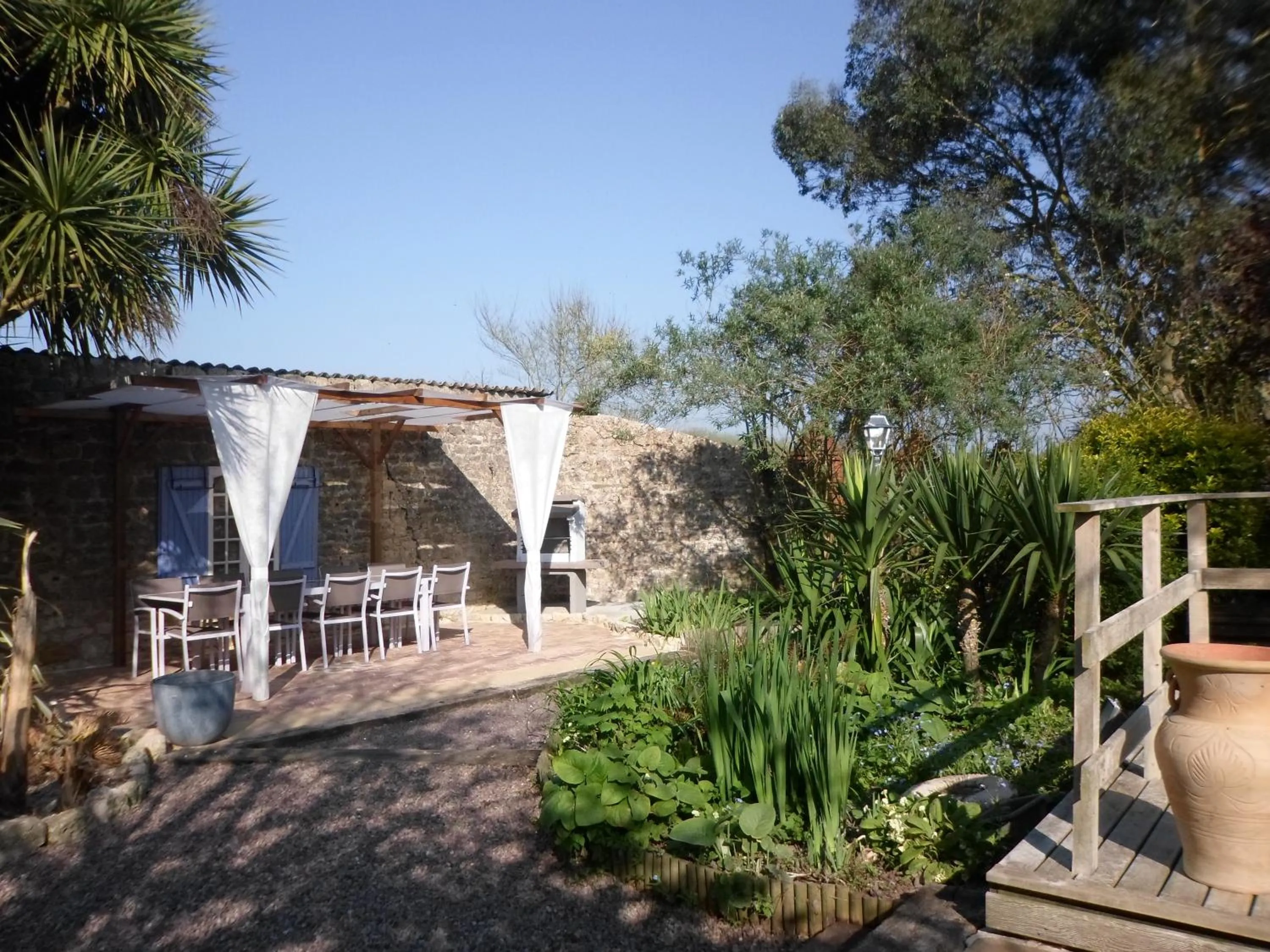 BBQ facilities in Gite familial à Carentan