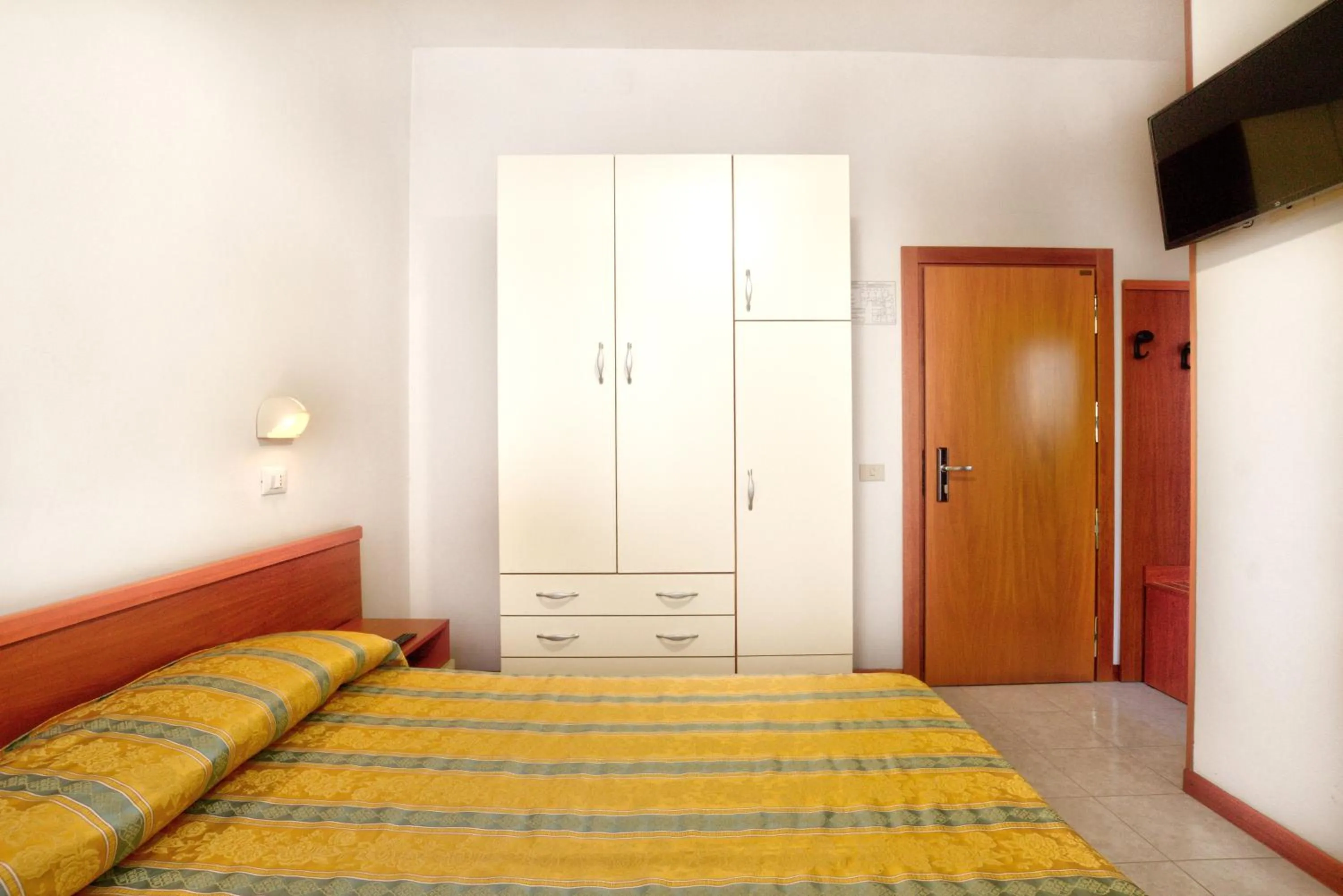 Photo of the whole room, Bed in Hotel Happy