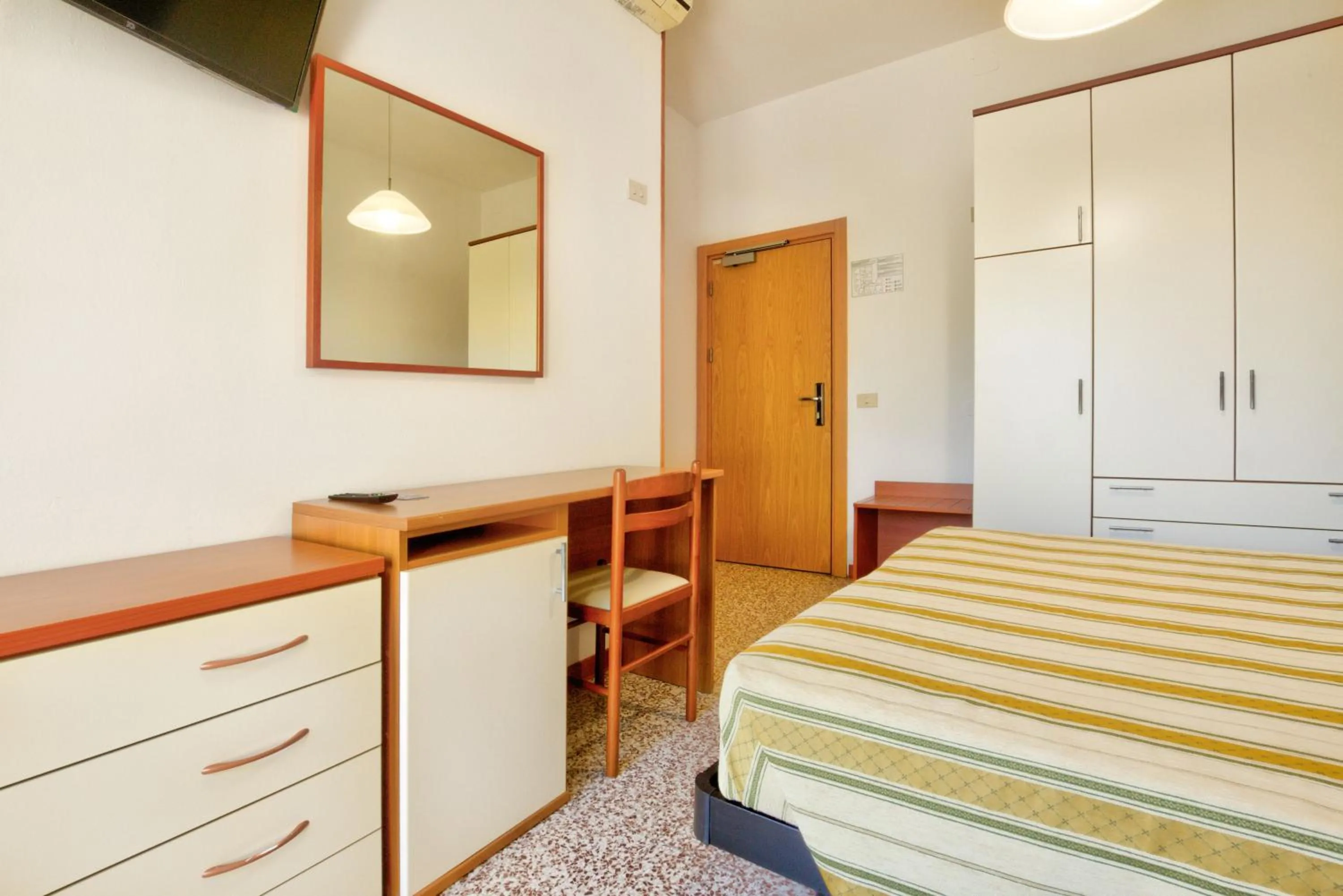 Photo of the whole room, Bed in Hotel Happy