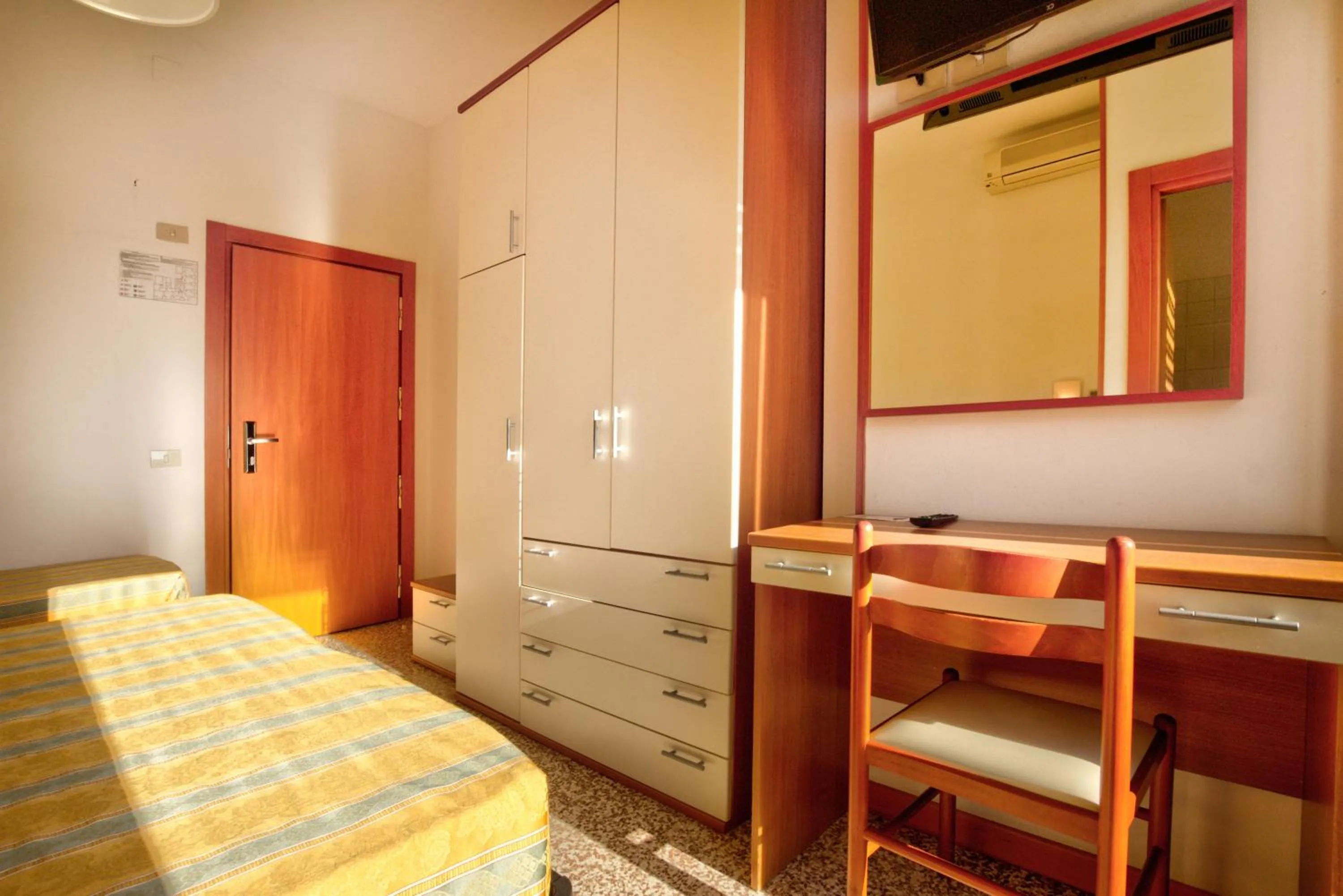 Photo of the whole room, Bed in Hotel Happy