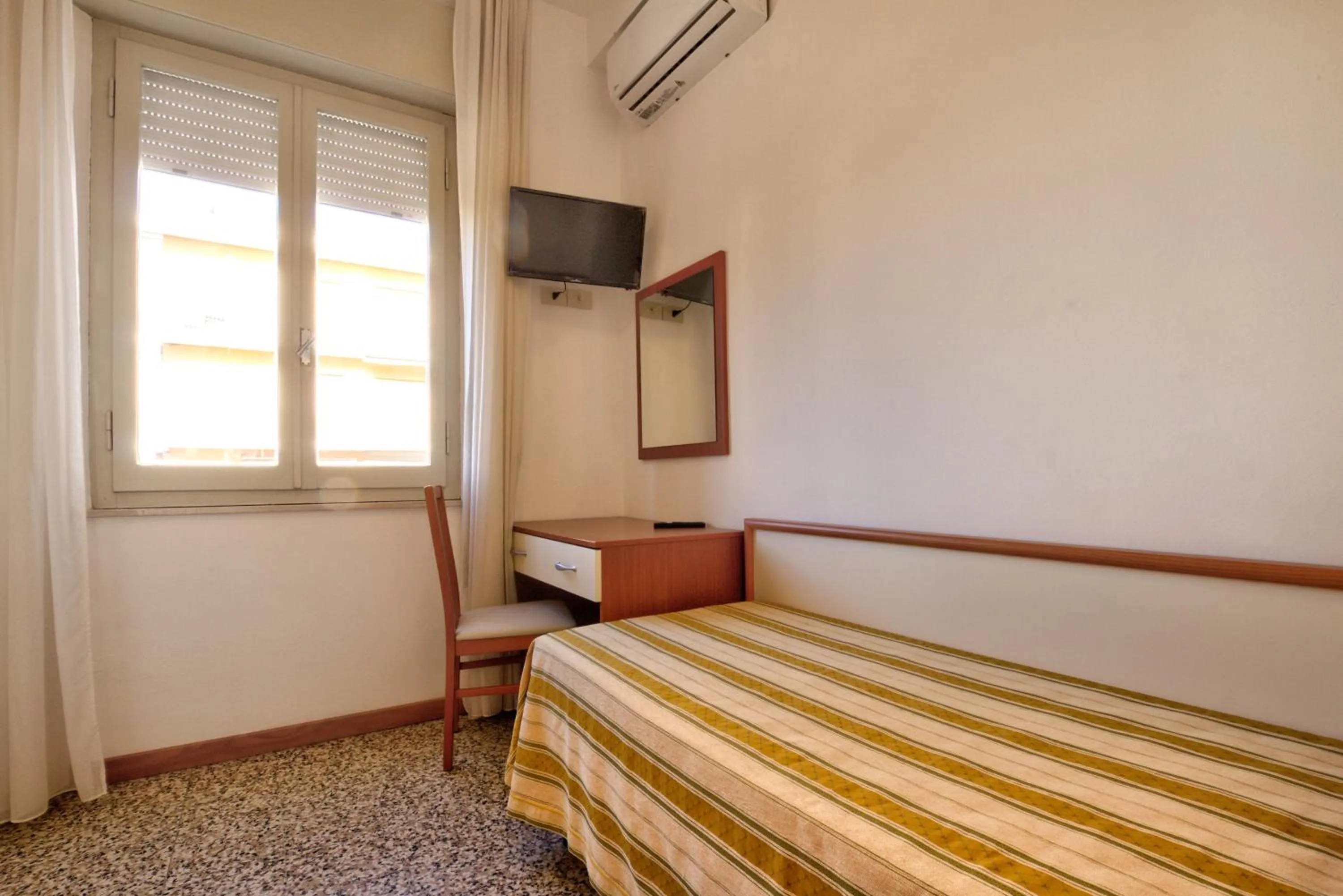 Photo of the whole room, Bed in Hotel Happy