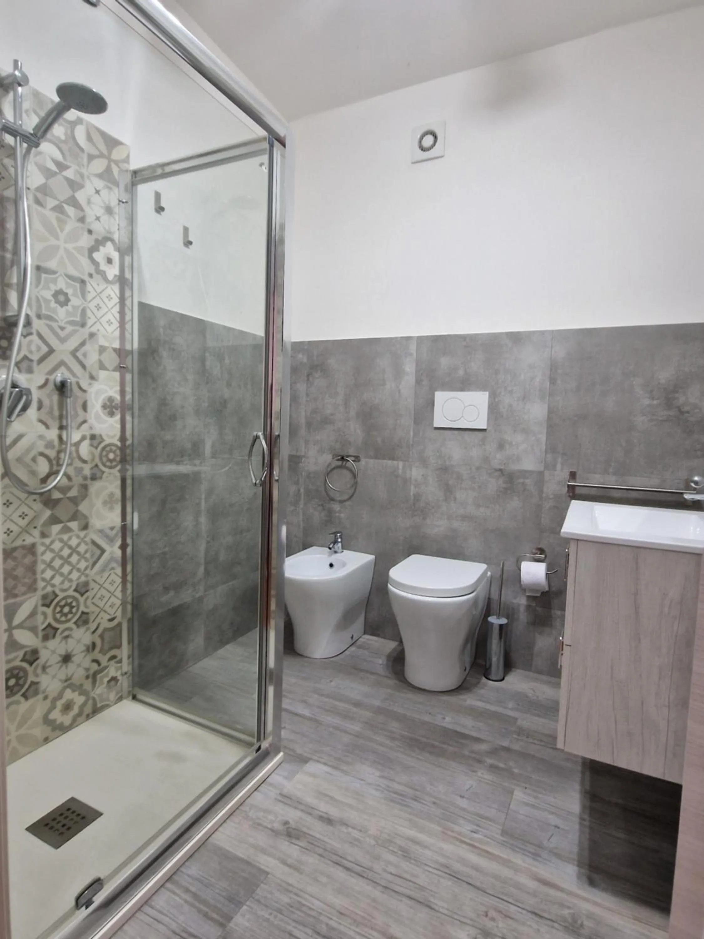 Shower in Hotel Porta Marmorea