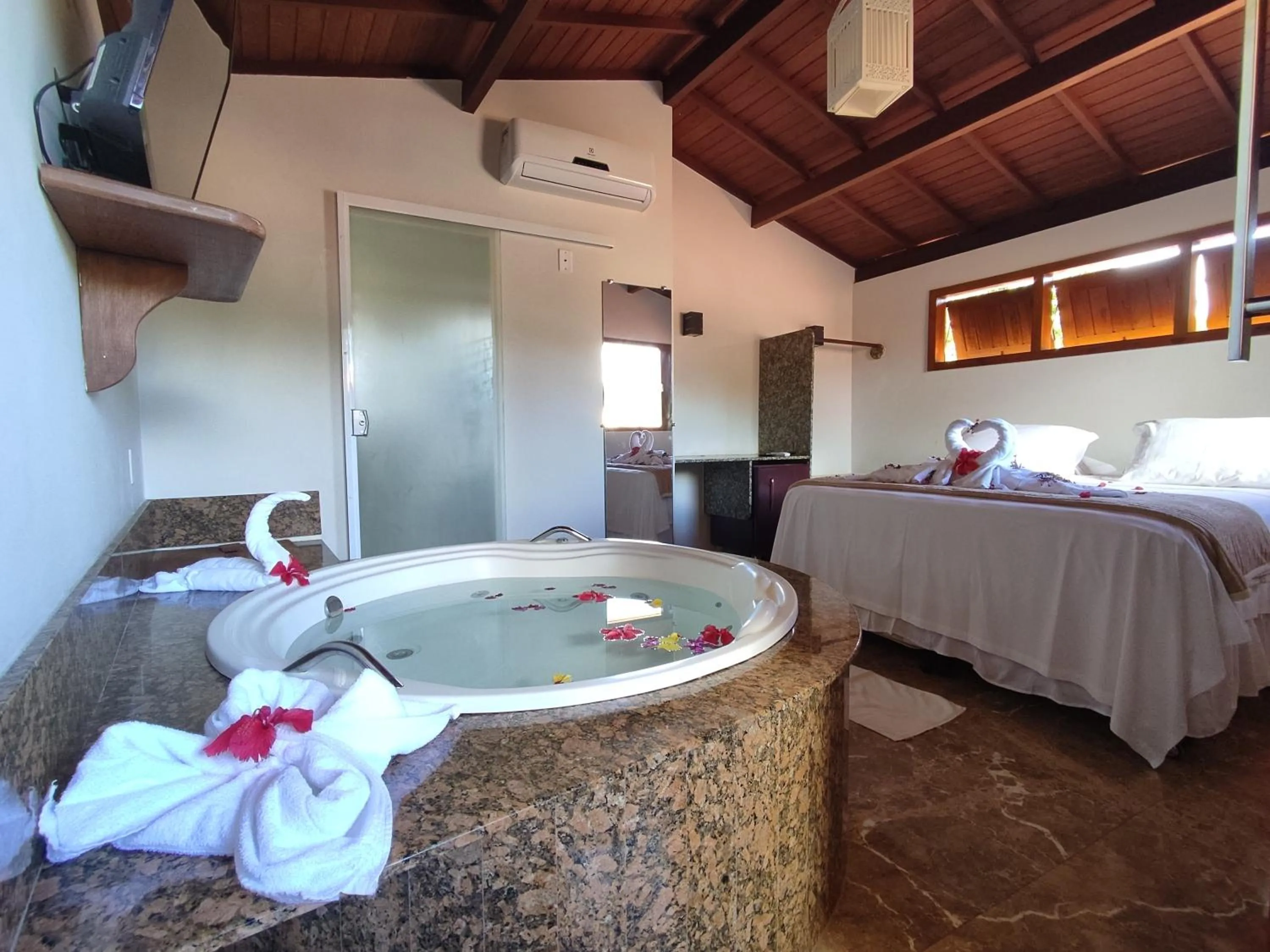 Hot Tub, Bed in Pousada Recanto da Concha