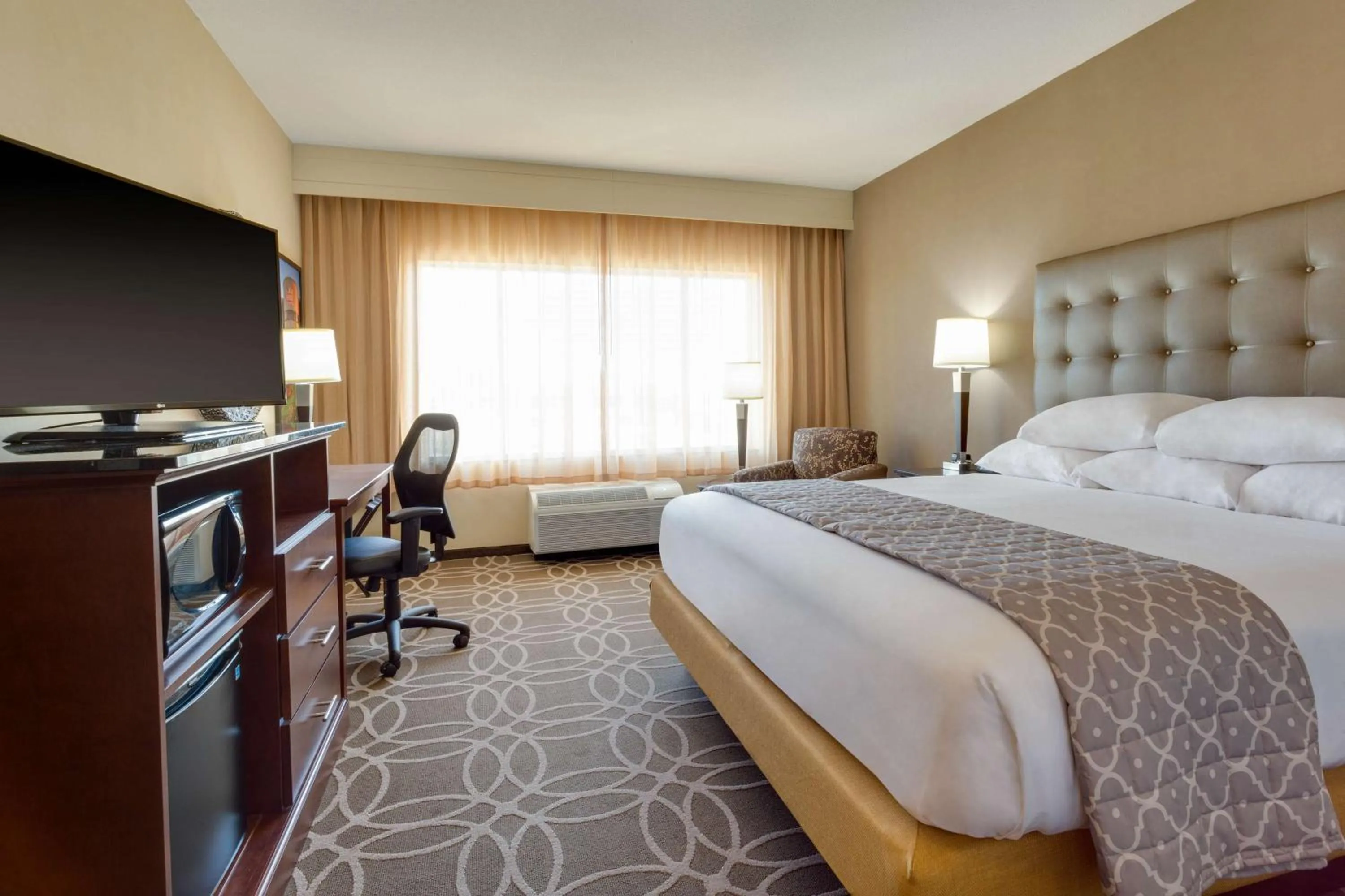 Photo of the whole room, Bed in Drury Inn & Suites Dallas Frisco