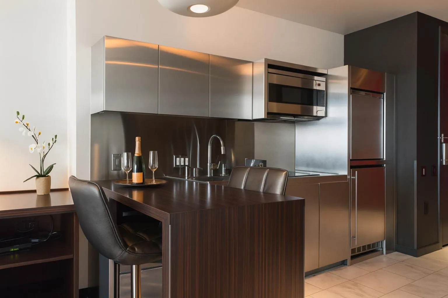 Kitchen or kitchenette in Luxury Suites at Palms Place