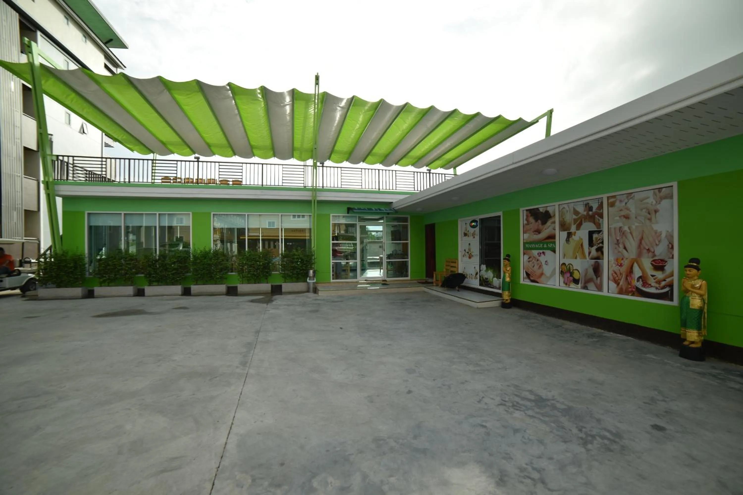 Restaurant/places to eat in Gold Airport Suites