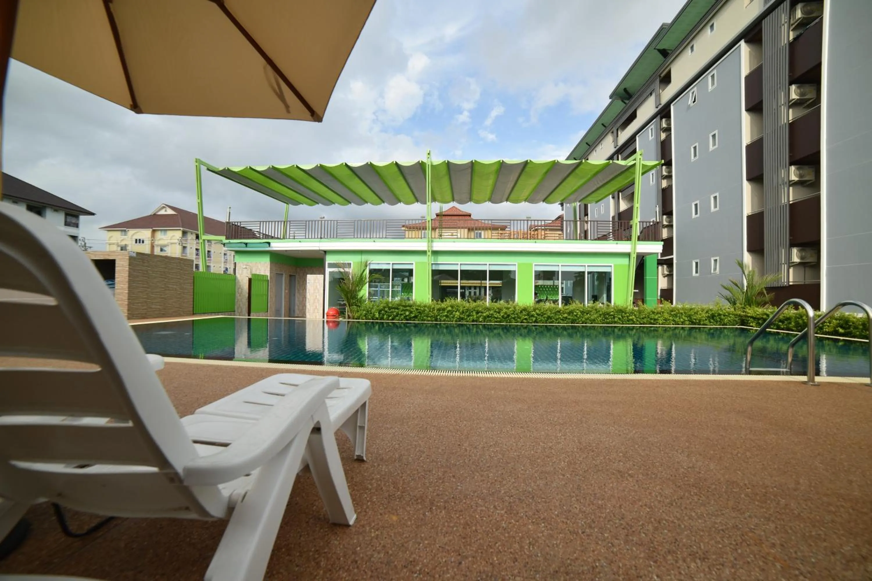 Day in Gold Airport Suites