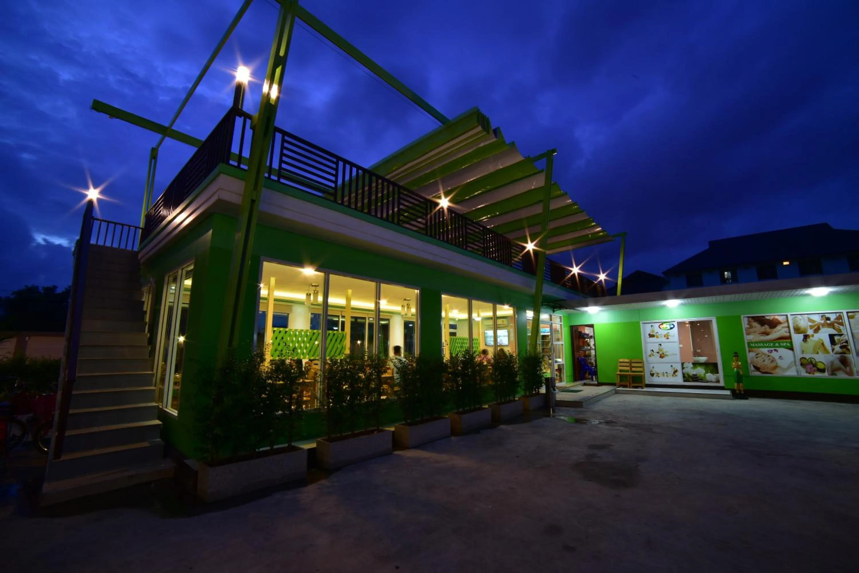 Night in Gold Airport Suites