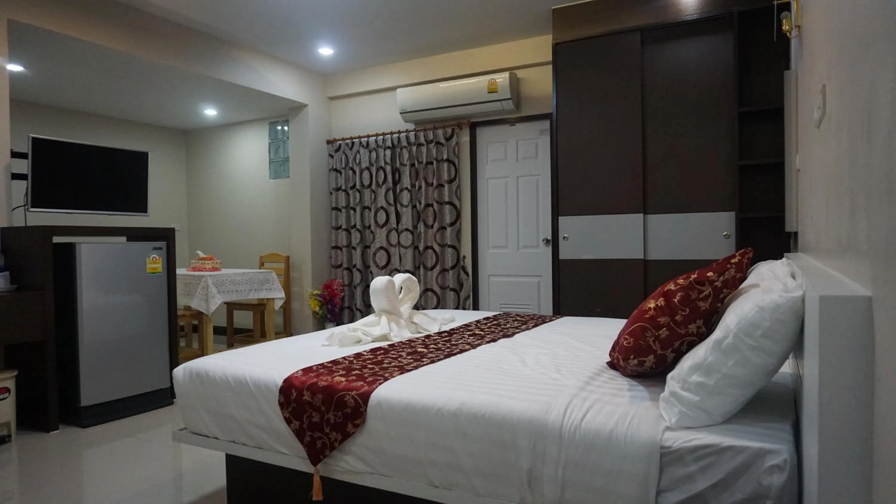 Photo of the whole room, Bed in Gold Airport Suites