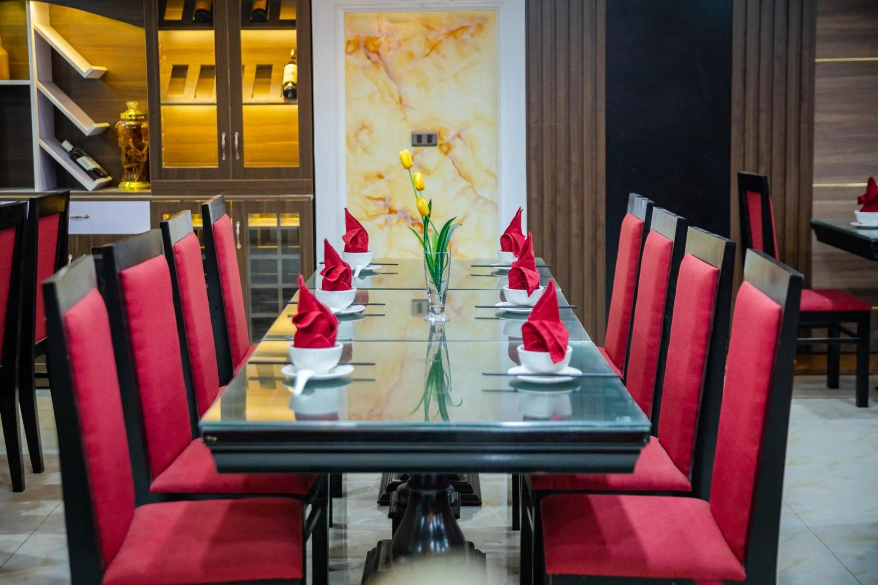 Restaurant/places to eat in Diamond Hotel