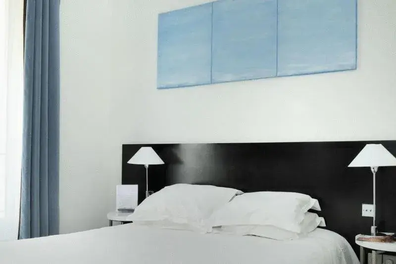 Photo of the whole room, Bed in Hôtel Albe Saint Michel Photo of the whole room, Bed in Hôtel Albe Saint Michel