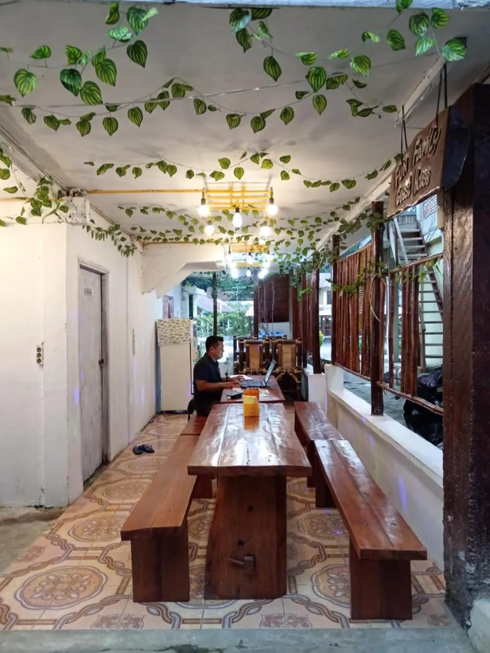 Restaurant/places to eat in Fun Family Guest House n Jungle Tour