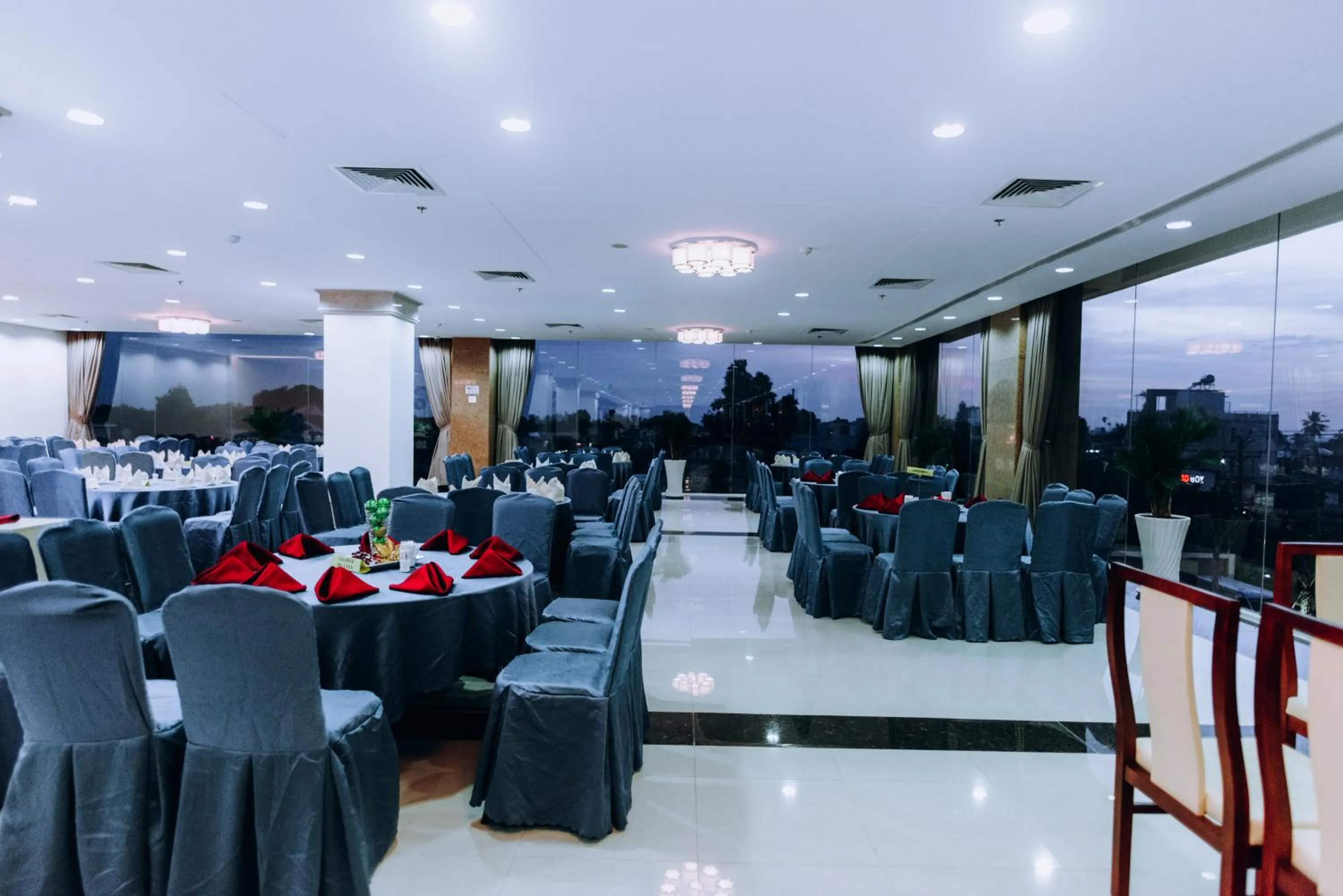 Restaurant/places to eat in Sunrise Hotel