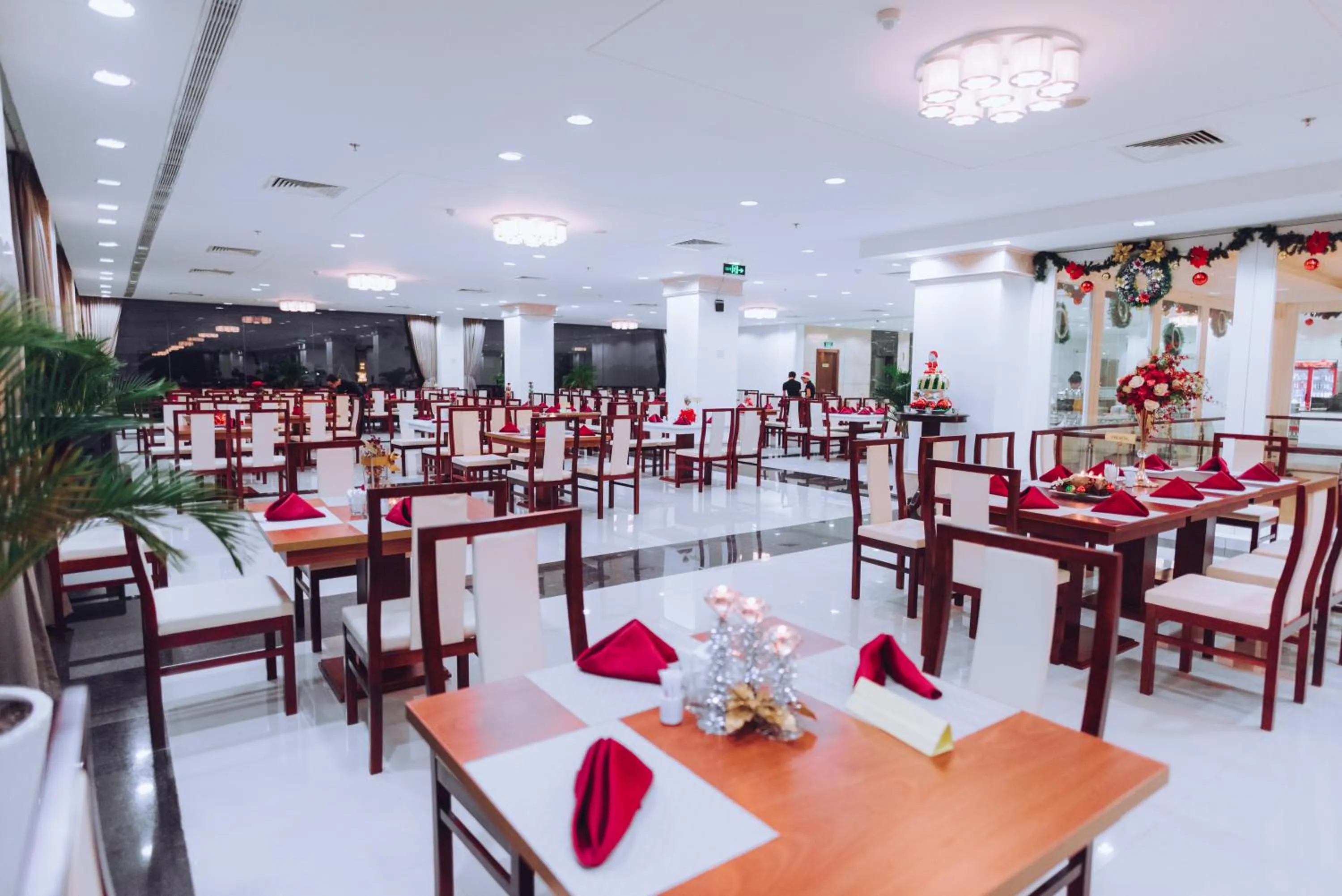 Restaurant/places to eat in Sunrise Hotel