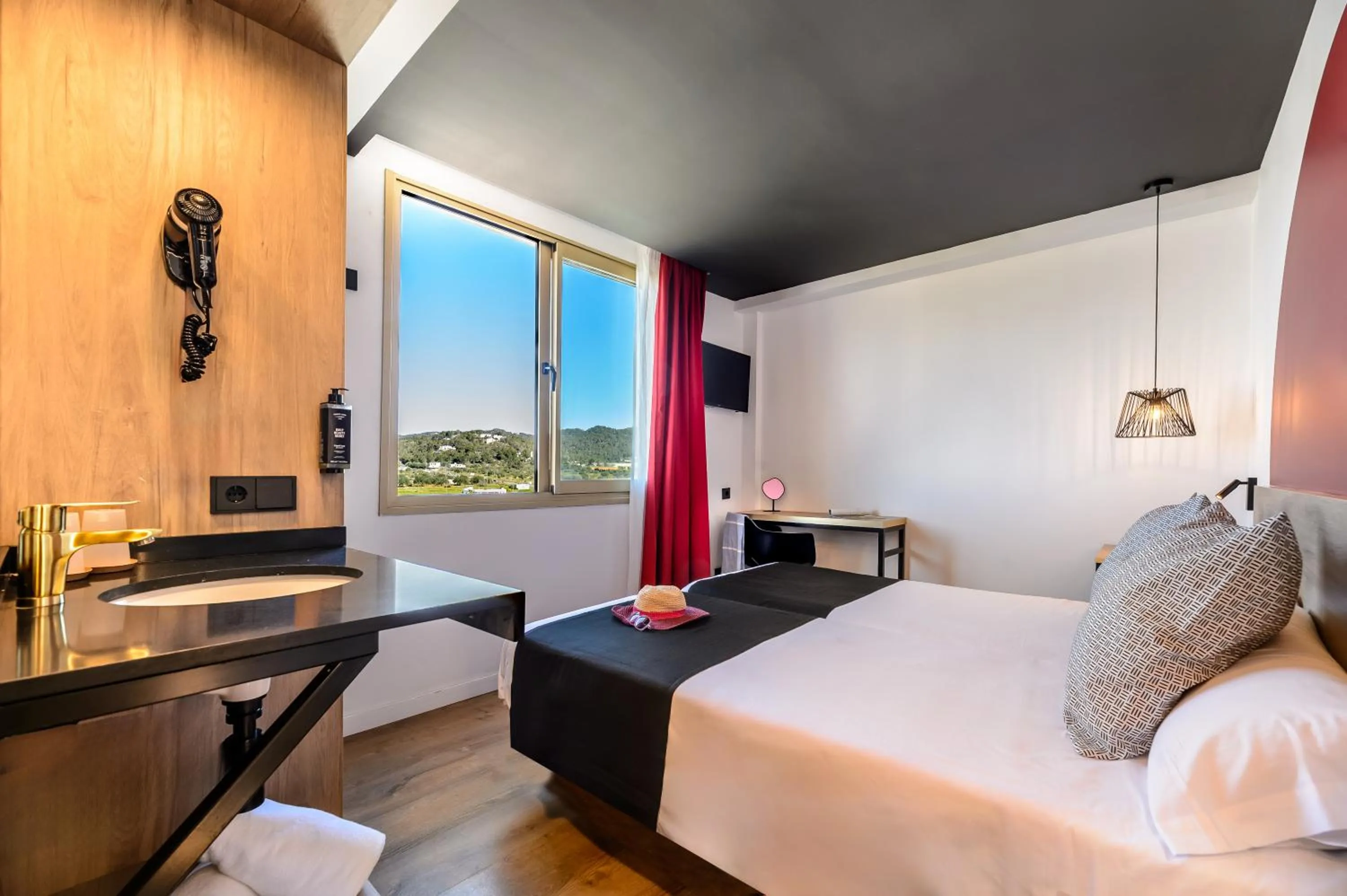 Photo of the whole room, Bed in Hotel Vibra District - Adults Only