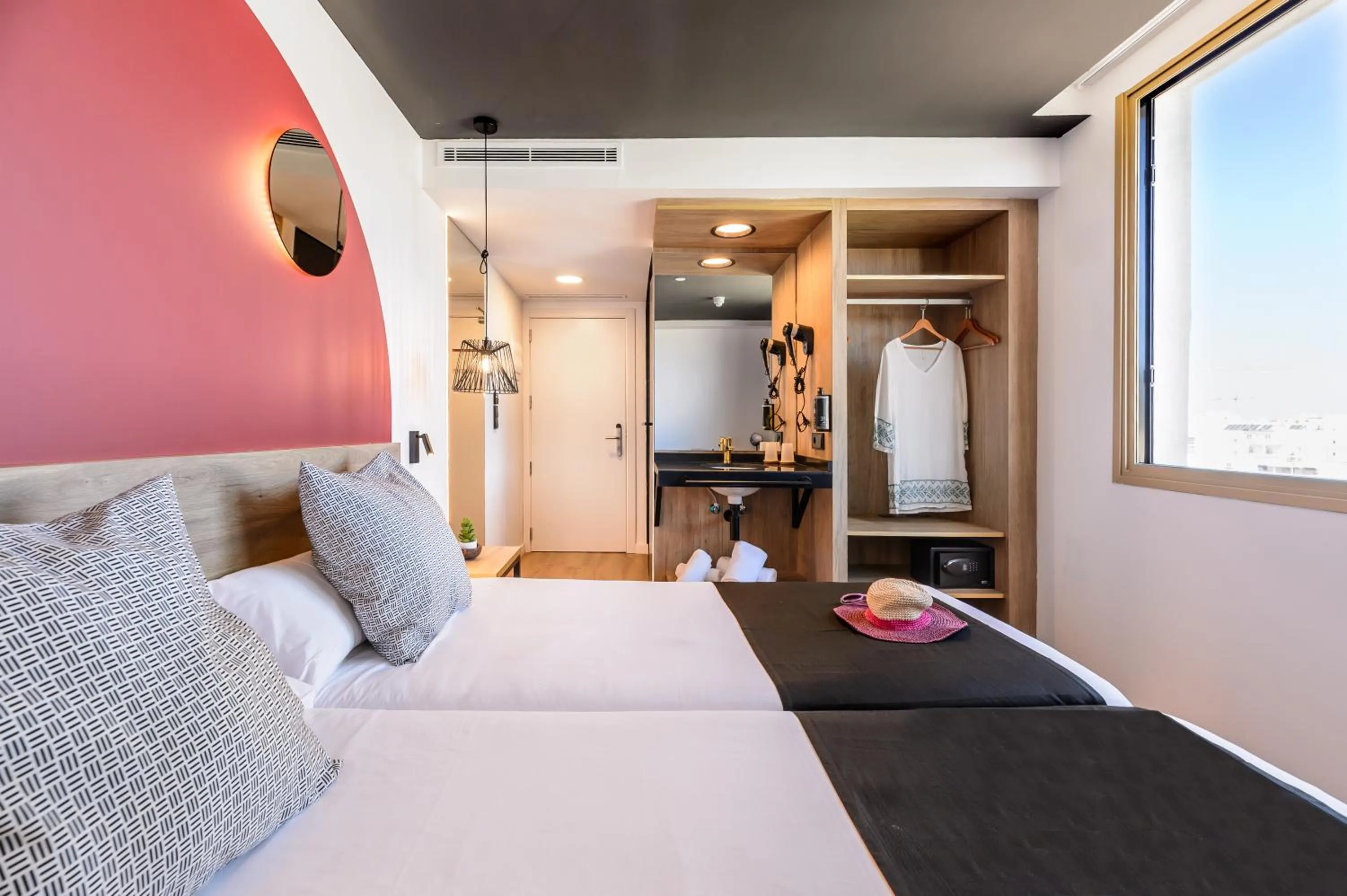 Photo of the whole room, Bed in Hotel Vibra District - Adults Only