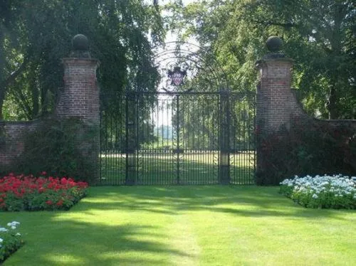 Day in Inglewood Manor