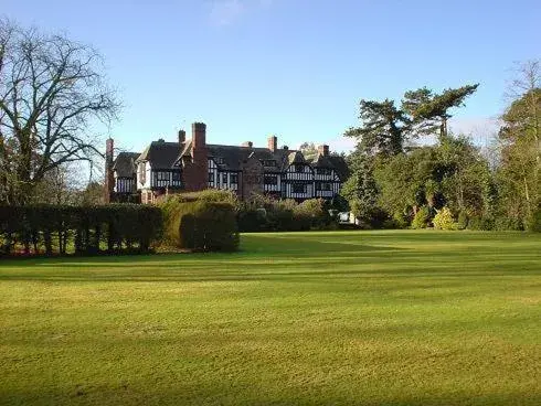 Facade/entrance in Inglewood Manor Facade/entrance in Inglewood Manor