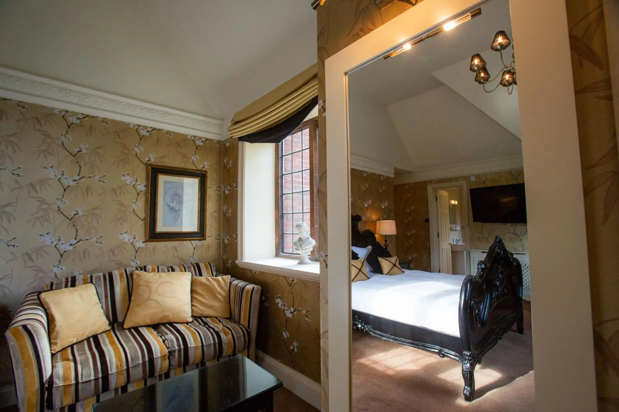 Bed in Inglewood Manor