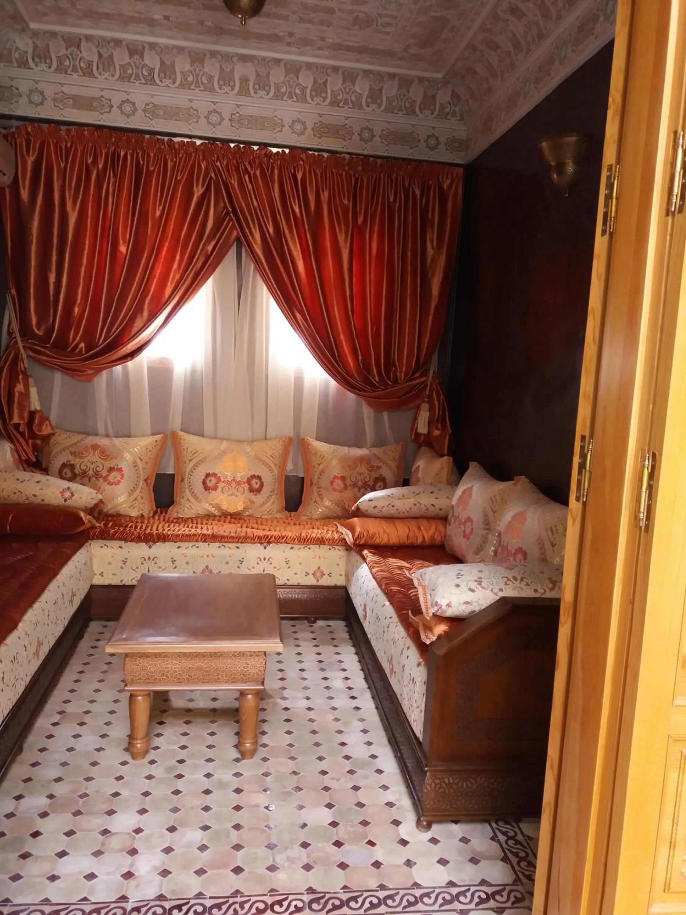 Living room, Bed in Riad Dar Saidi