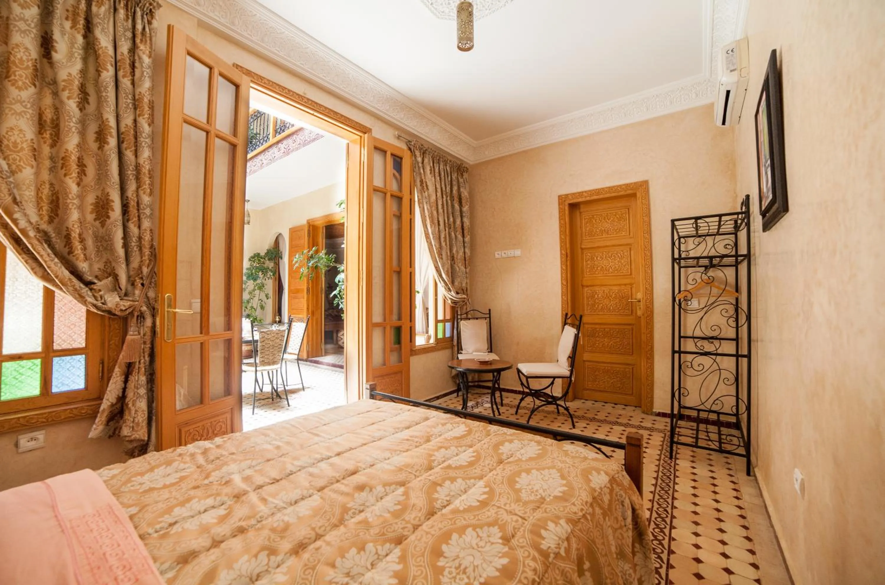 Staff, Bed in Riad Dar Saidi