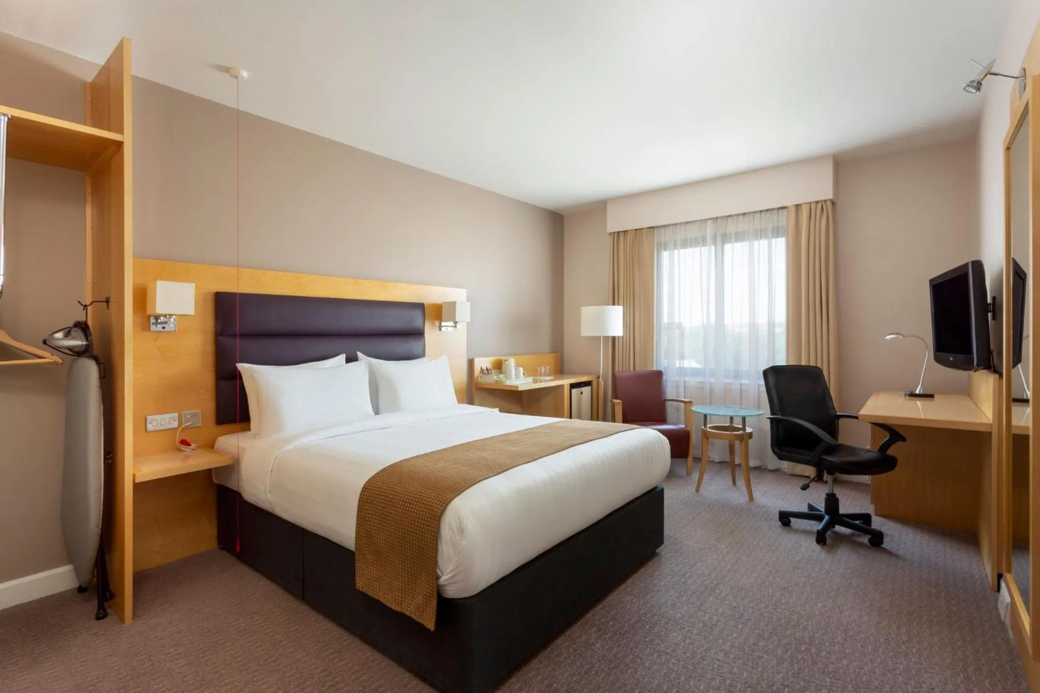 Photo of the whole room, Bed in Holiday Inn London Brentford Lock by IHG