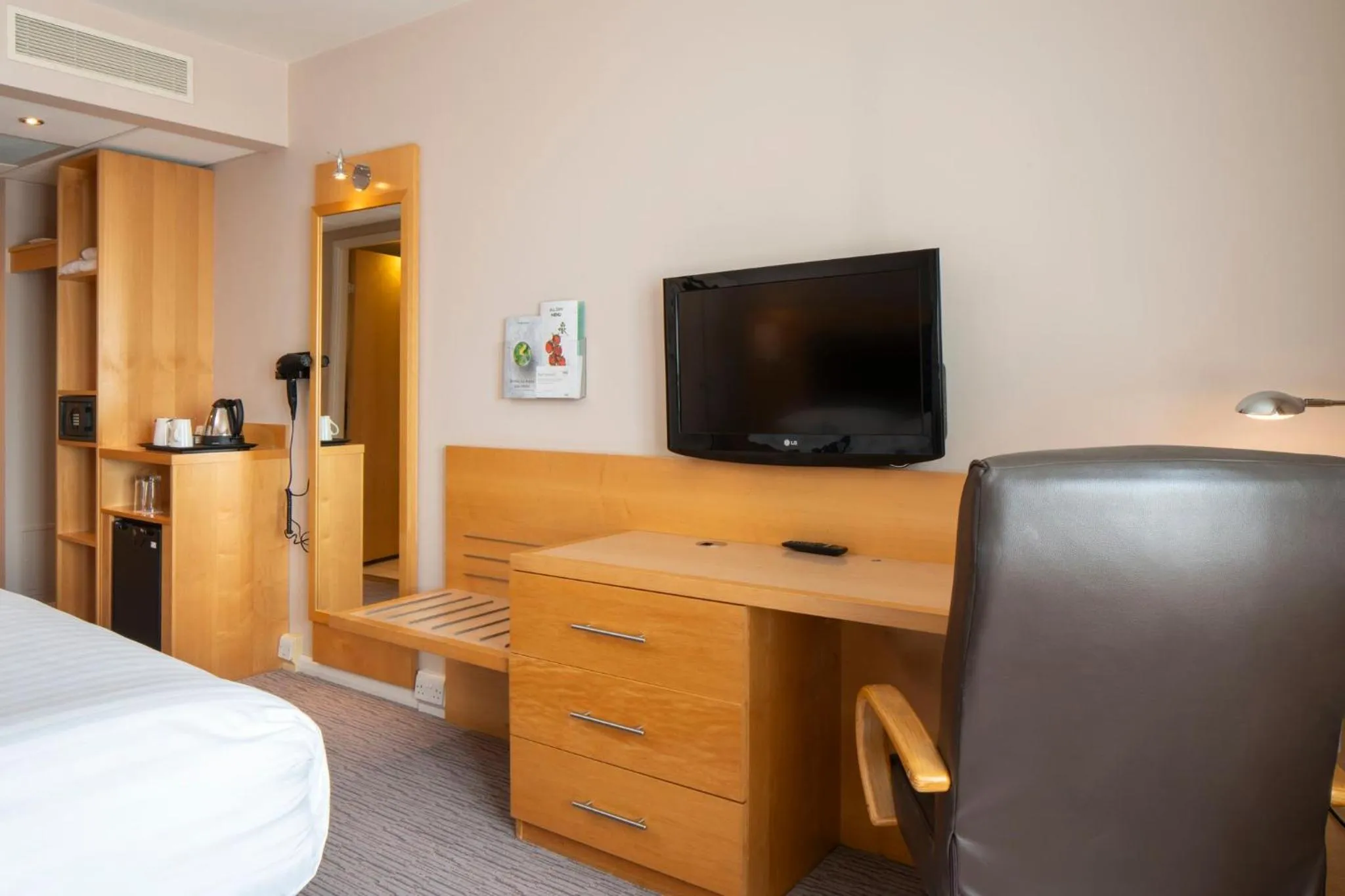 Photo of the whole room, Bed in Holiday Inn London Brentford Lock by IHG