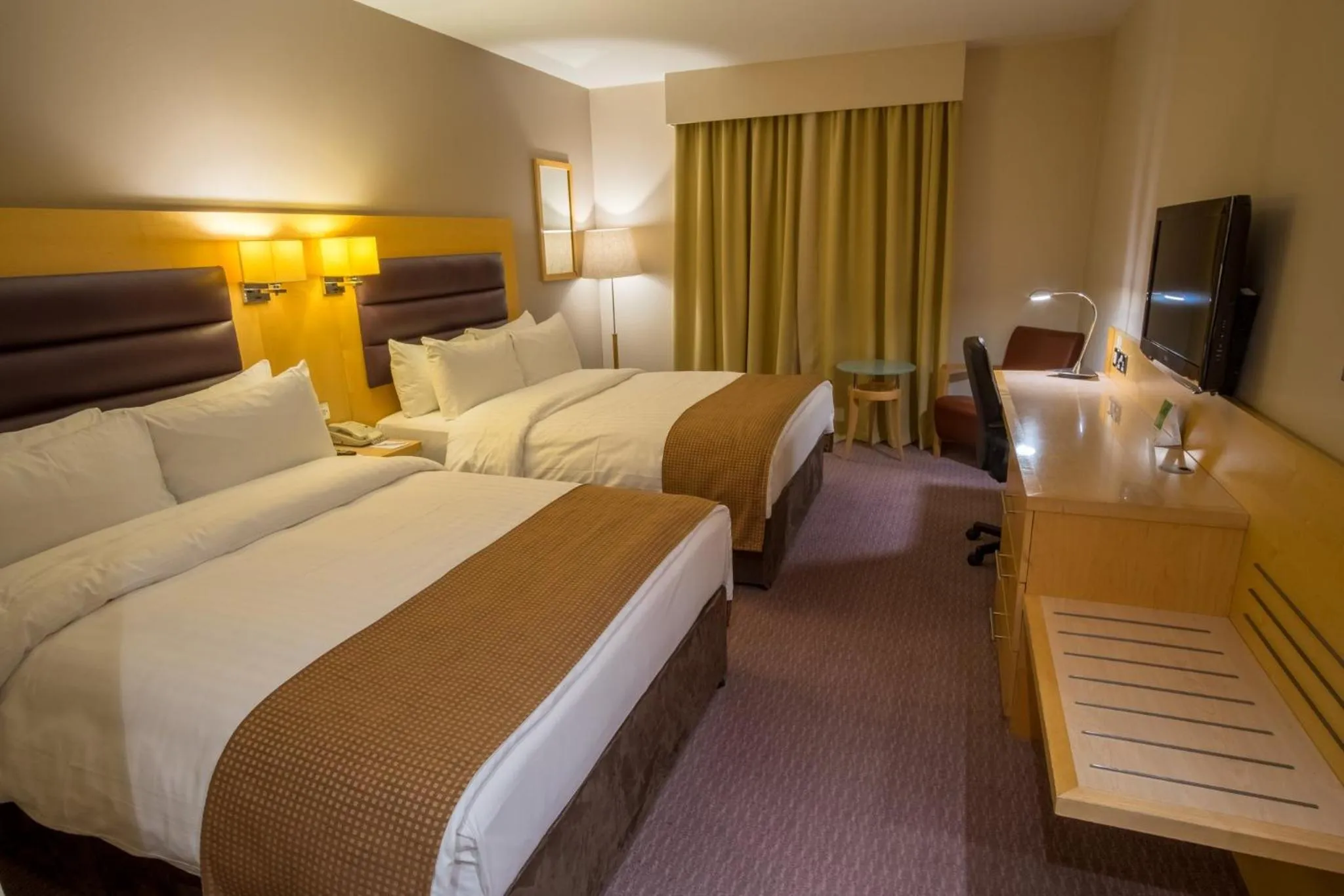 Photo of the whole room, Bed in Holiday Inn London Brentford Lock by IHG