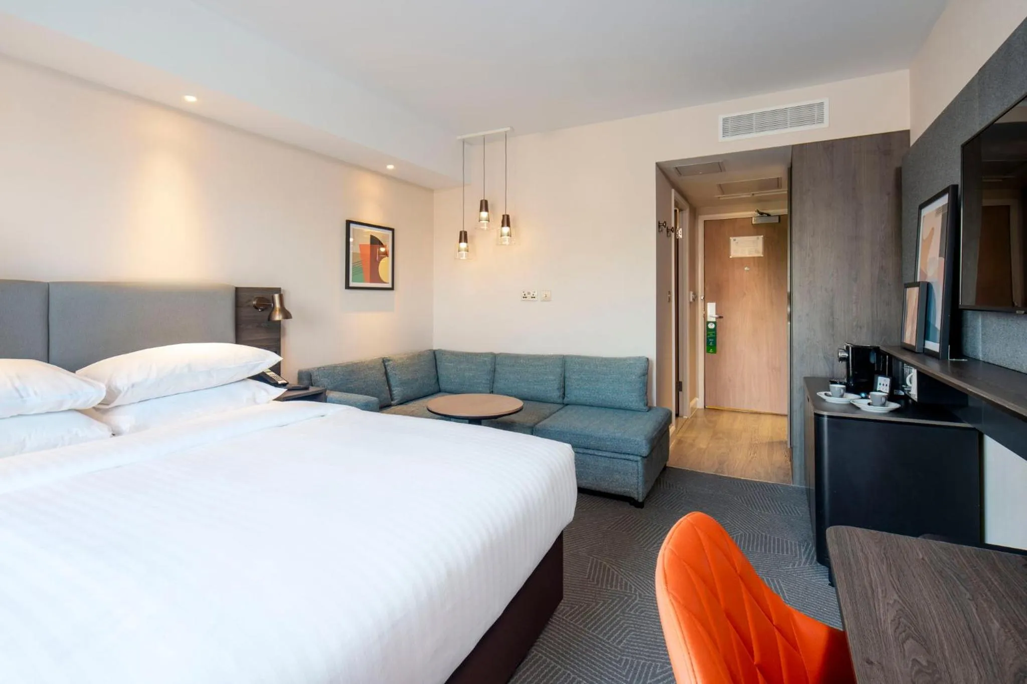 Photo of the whole room, Bed in Holiday Inn London Brentford Lock by IHG