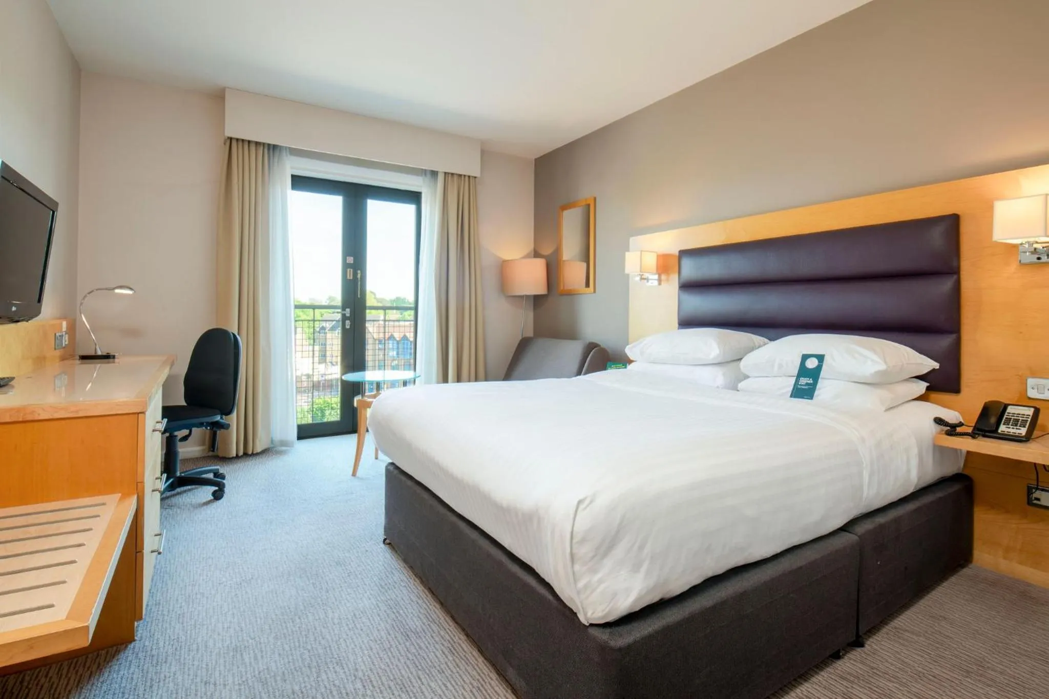 Photo of the whole room, Bed in Holiday Inn London Brentford Lock by IHG