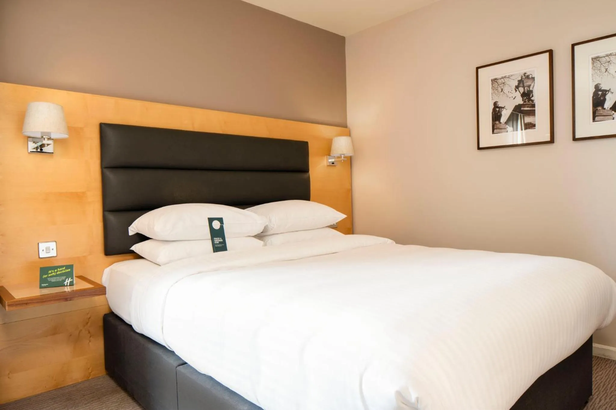 Photo of the whole room, Bed in Holiday Inn London Brentford Lock by IHG
